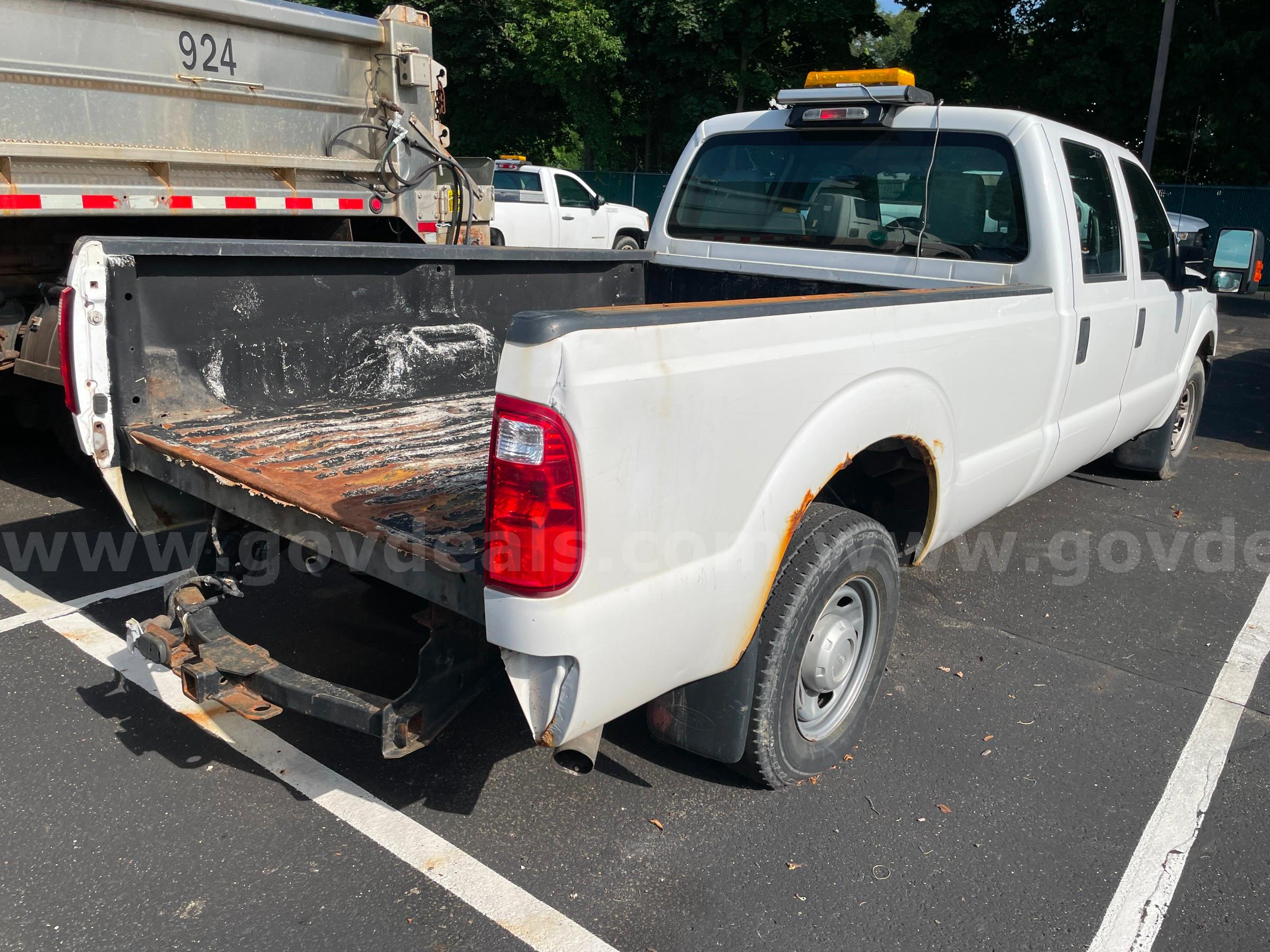 2014 Ford F-250 XL SD Crew Cab 2WD PICKUP with 6.2L V8 FORD F-250 Government Surplus Auction - Photo #4