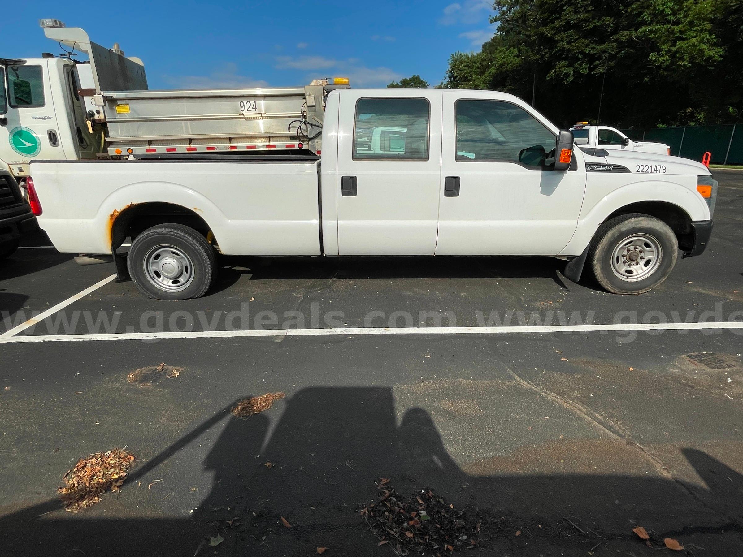 2014 Ford F-250 XL SD Crew Cab 2WD PICKUP with 6.2L V8 FORD F-250 Government Surplus Auction - Photo #5