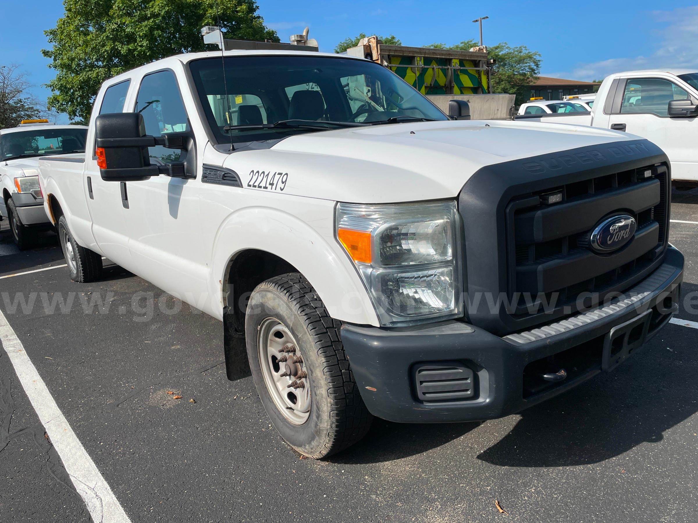 2014 Ford F-250 XL SD Crew Cab 2WD PICKUP with 6.2L V8 FORD F-250 Government Surplus Auction - Photo #6
