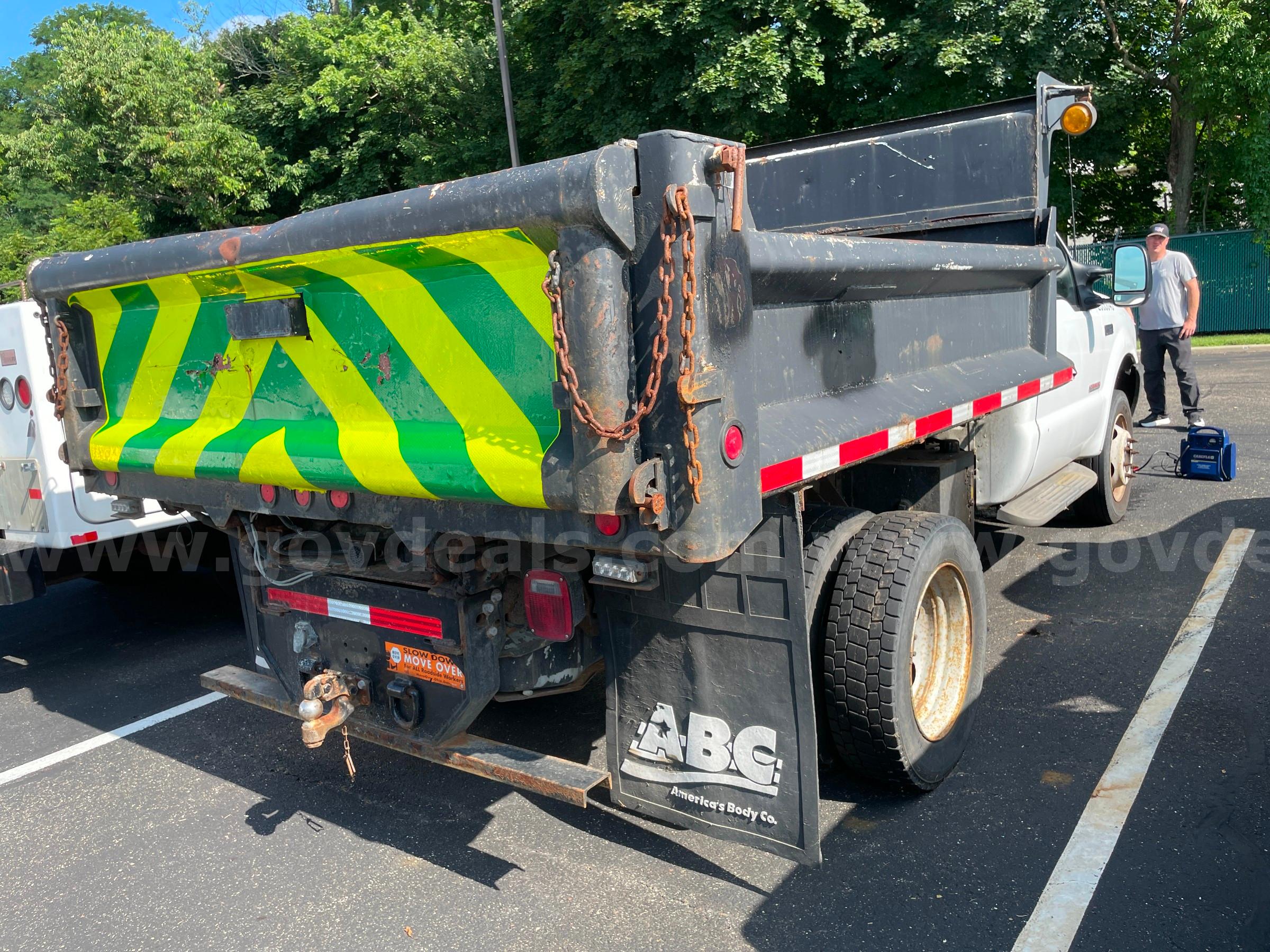 2003 Ford F-450 SD Reg Cab DRW 2WD Dump Truck with 6.0L V8 Diesel FORD F-450 Government Surplus Auction - Photo #5