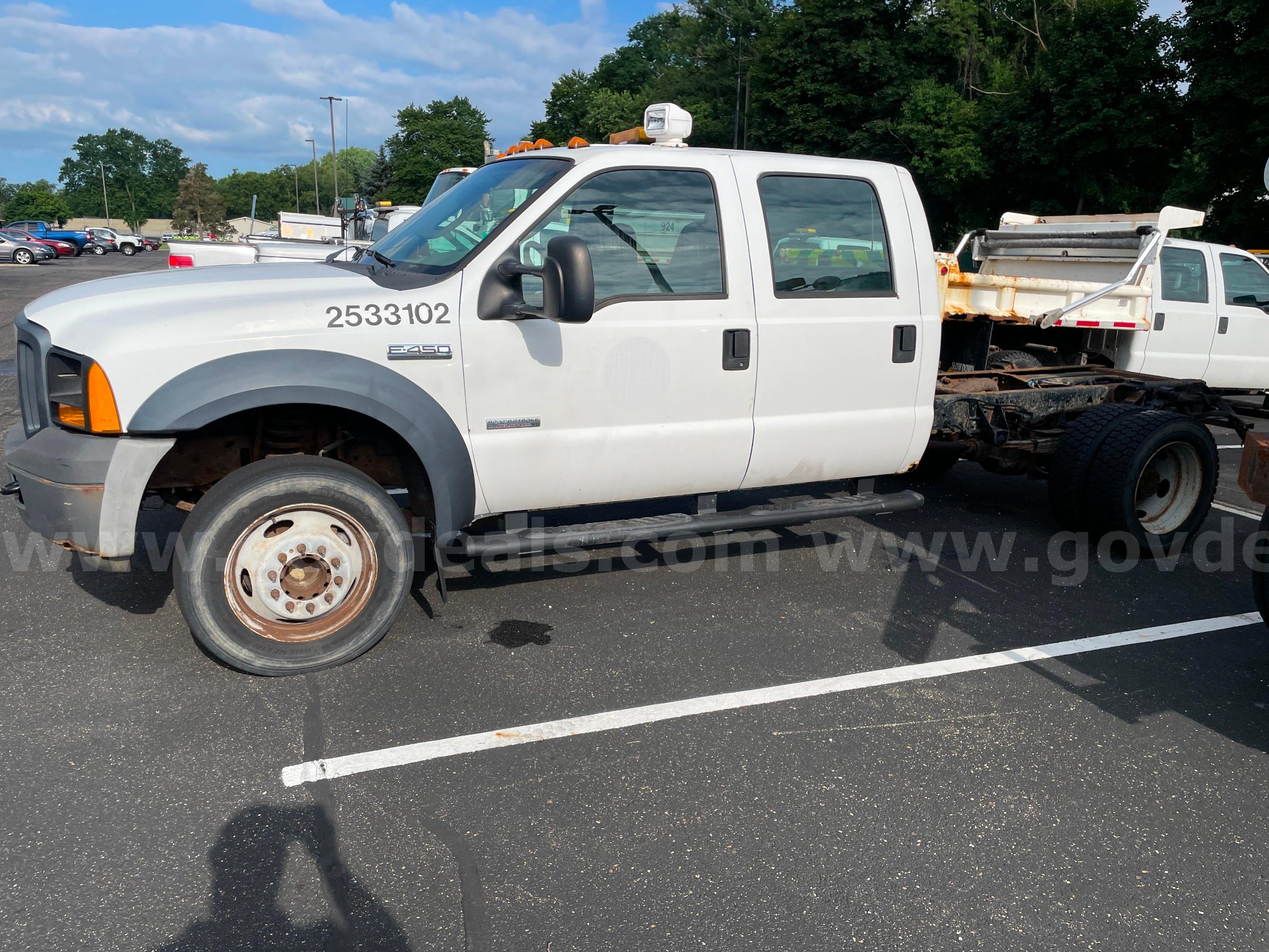 2007 Ford F-450 XL SD Crew Cab 2WD DRW PICKUP with 6.0L V8 FORD F-450 Government Surplus Auction - Photo #2