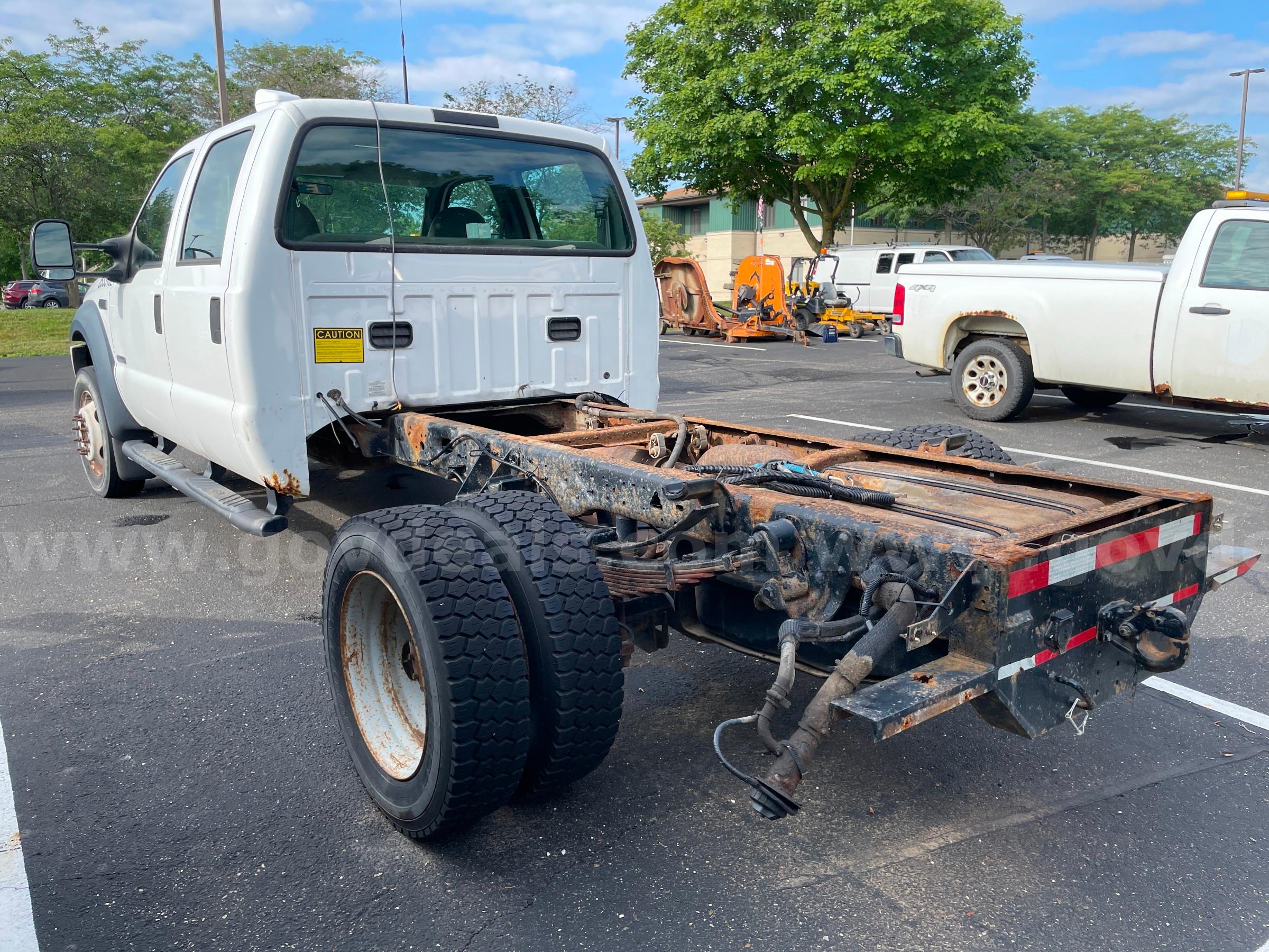 2007 Ford F-450 XL SD Crew Cab 2WD DRW PICKUP with 6.0L V8 FORD F-450 Government Surplus Auction - Photo #3