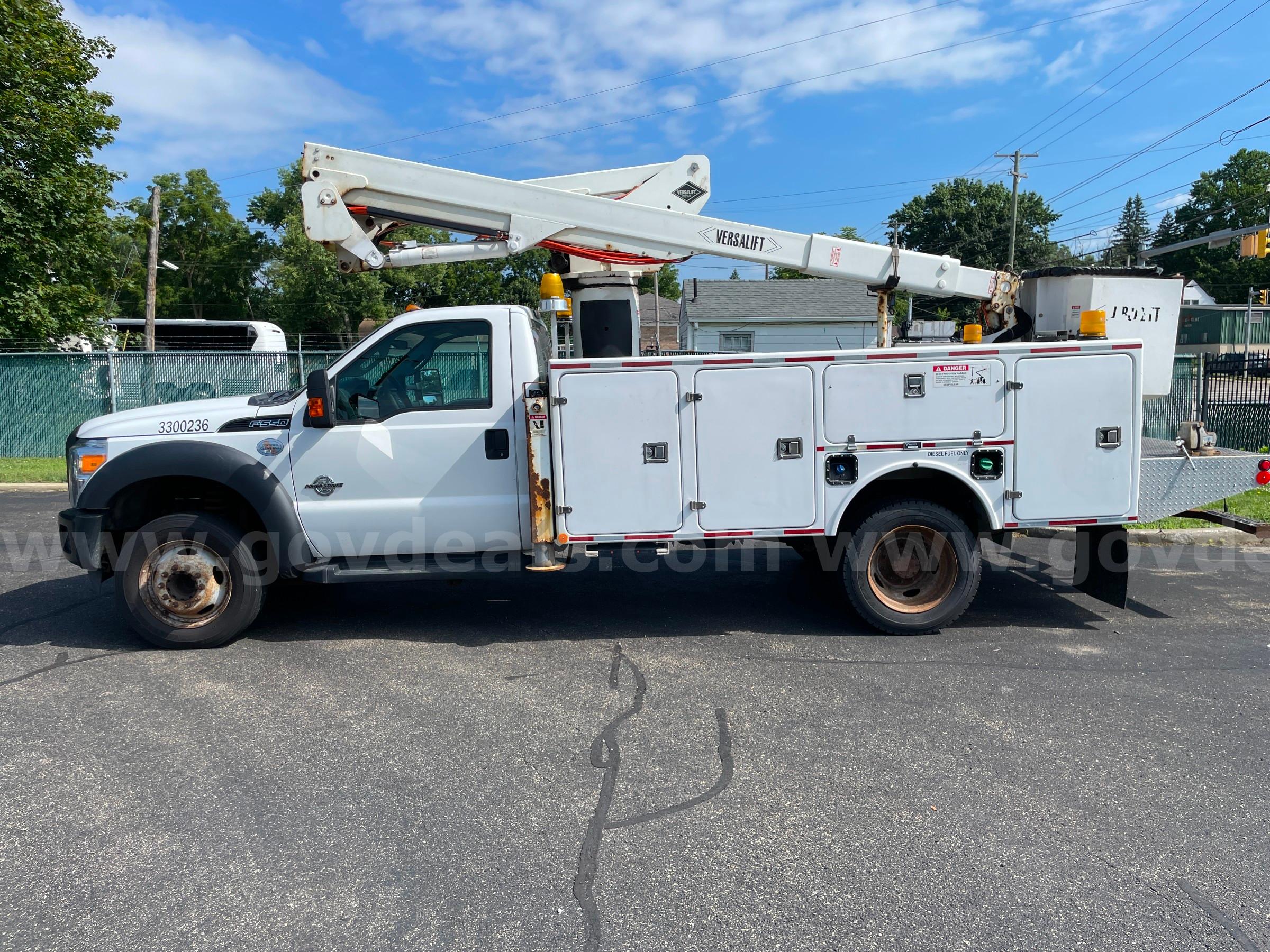 2012 Ford F-550 Reg Cab DRW 2WD Versalift Bucket Truck Ford F-550 Government Surplus Auction - Photo #2