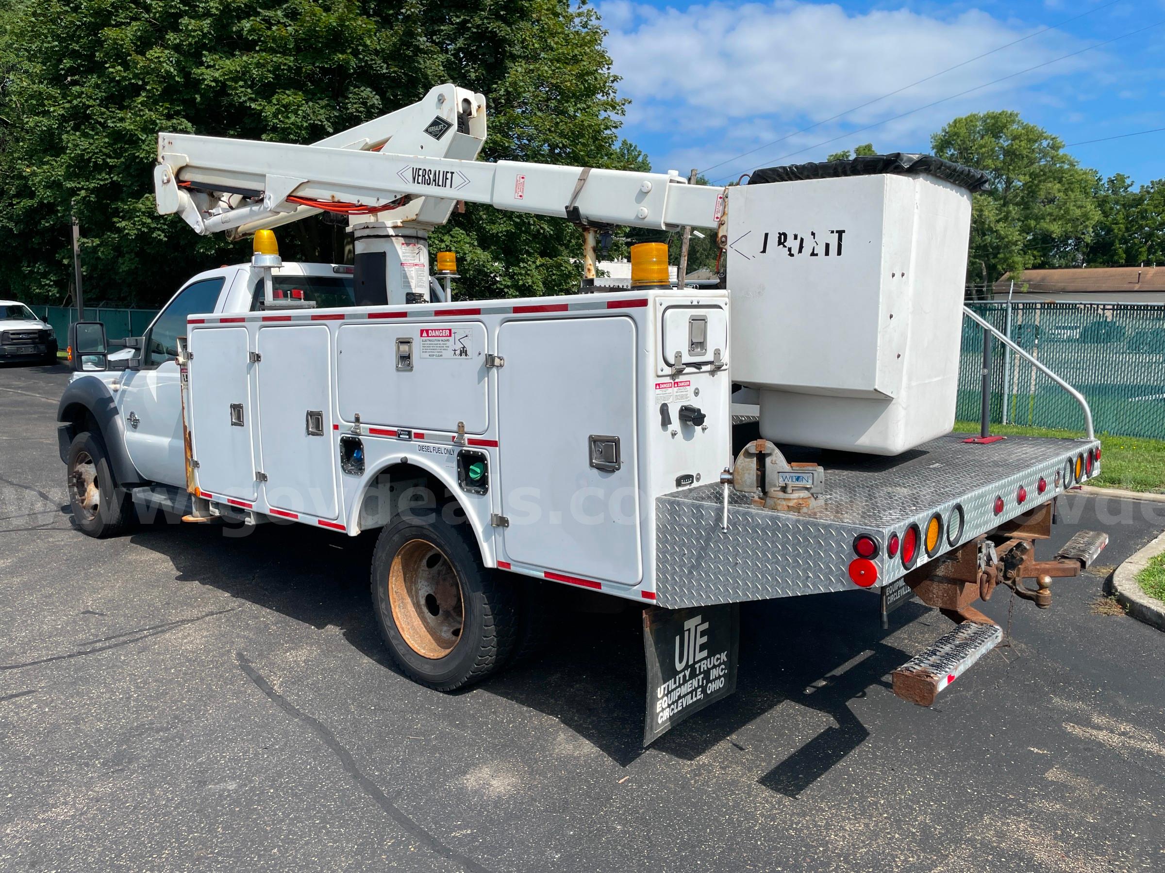 2012 Ford F-550 Reg Cab DRW 2WD Versalift Bucket Truck Ford F-550 Government Surplus Auction - Photo #4