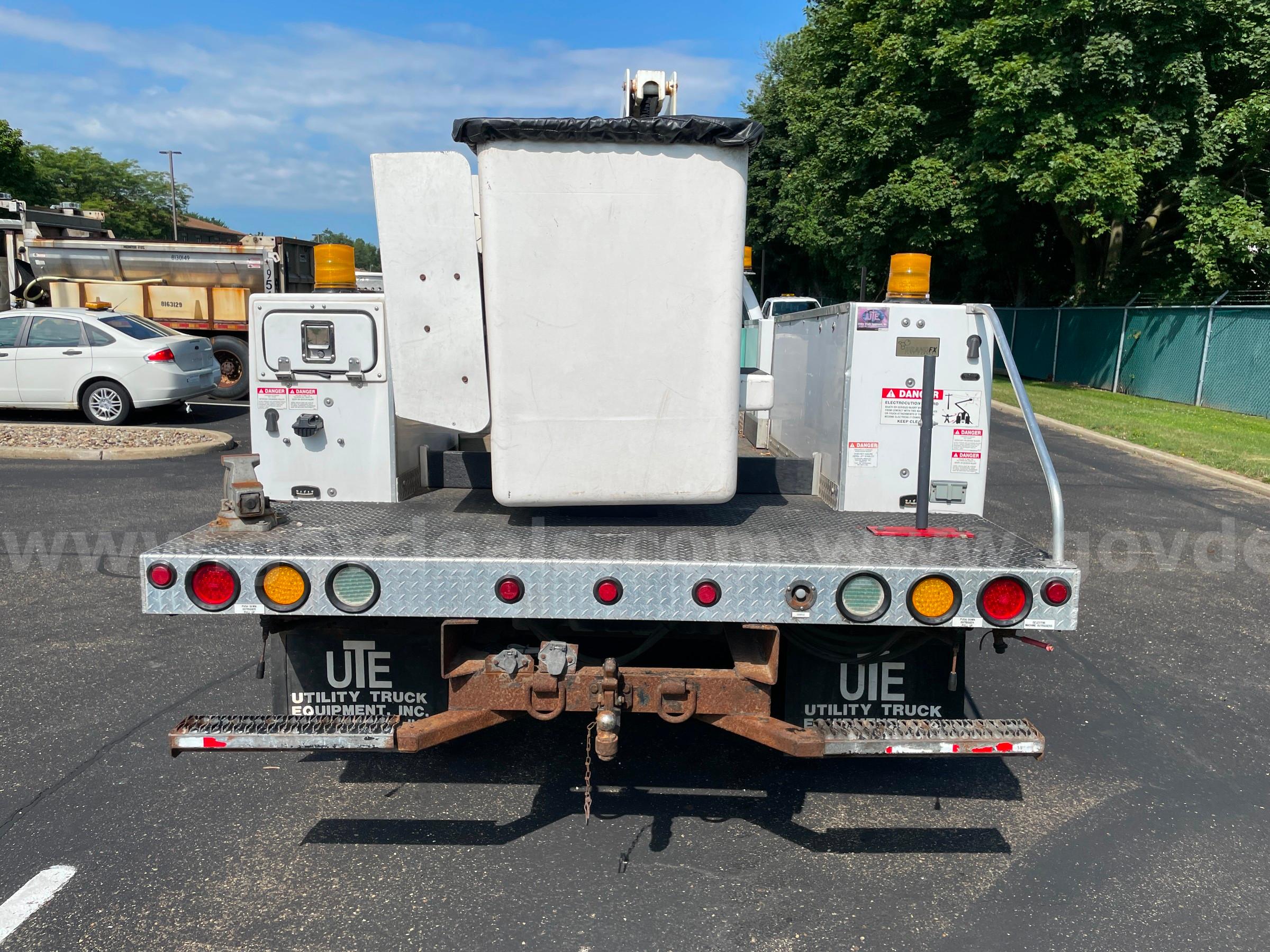 2012 Ford F-550 Reg Cab DRW 2WD Versalift Bucket Truck Ford F-550 Government Surplus Auction - Photo #5