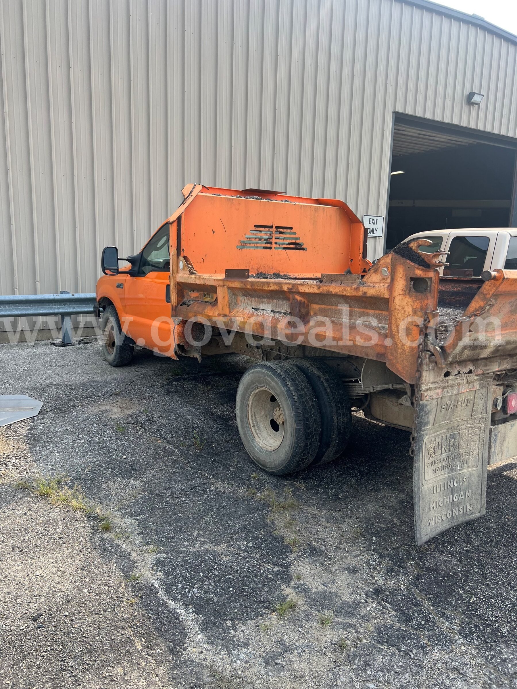 2004 Ford F-350 SD XL 2WD DRW Ford F-350 Government Surplus Auction - Photo #2
