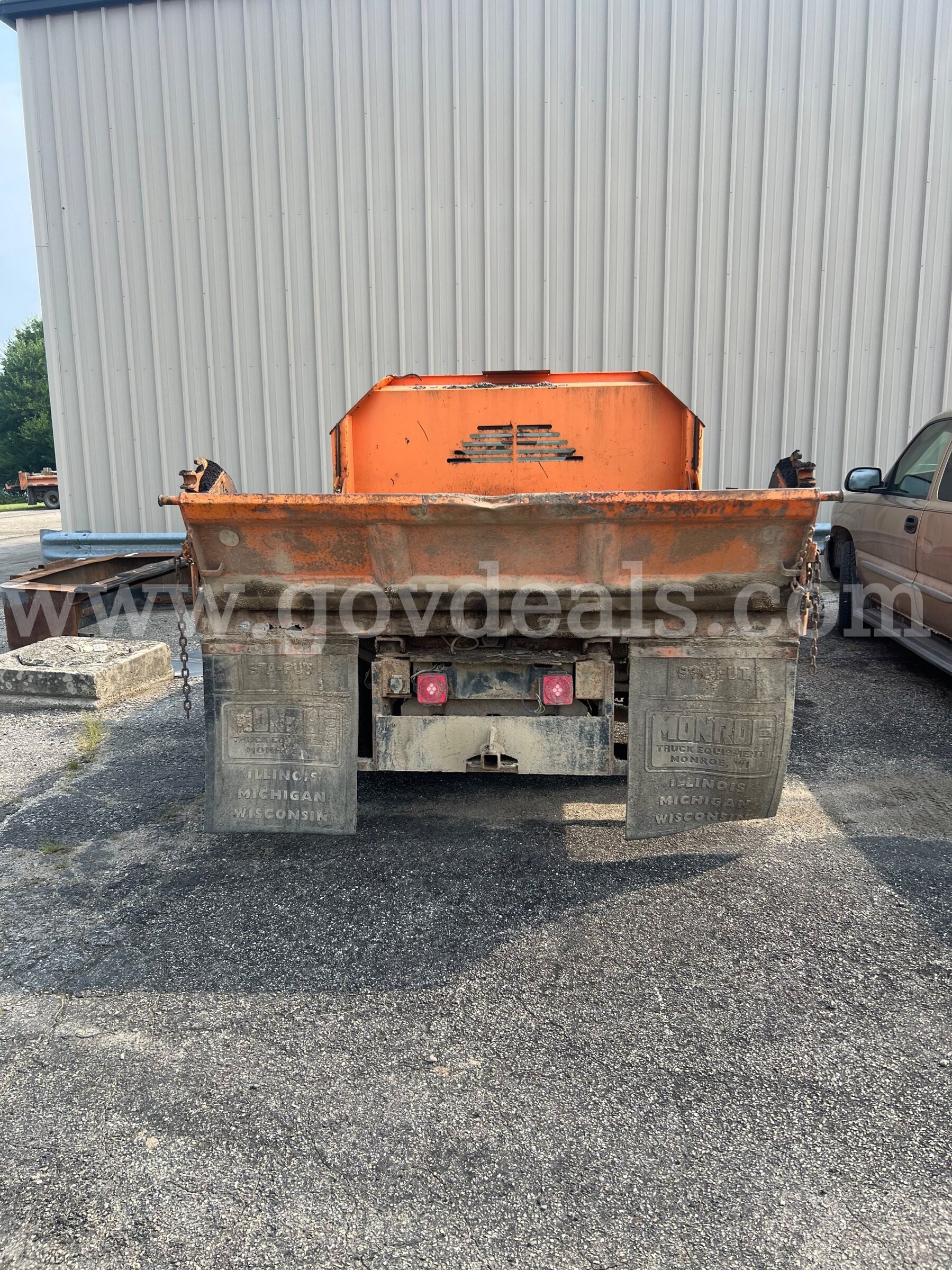 2004 Ford F-350 SD XL 2WD DRW Ford F-350 Government Surplus Auction - Photo #3