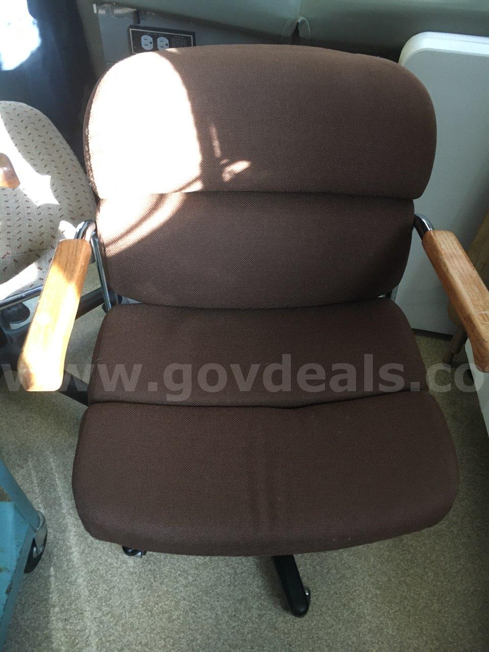 Lot of 2 Desk Chairs   Government Surplus Auction - Photo #2