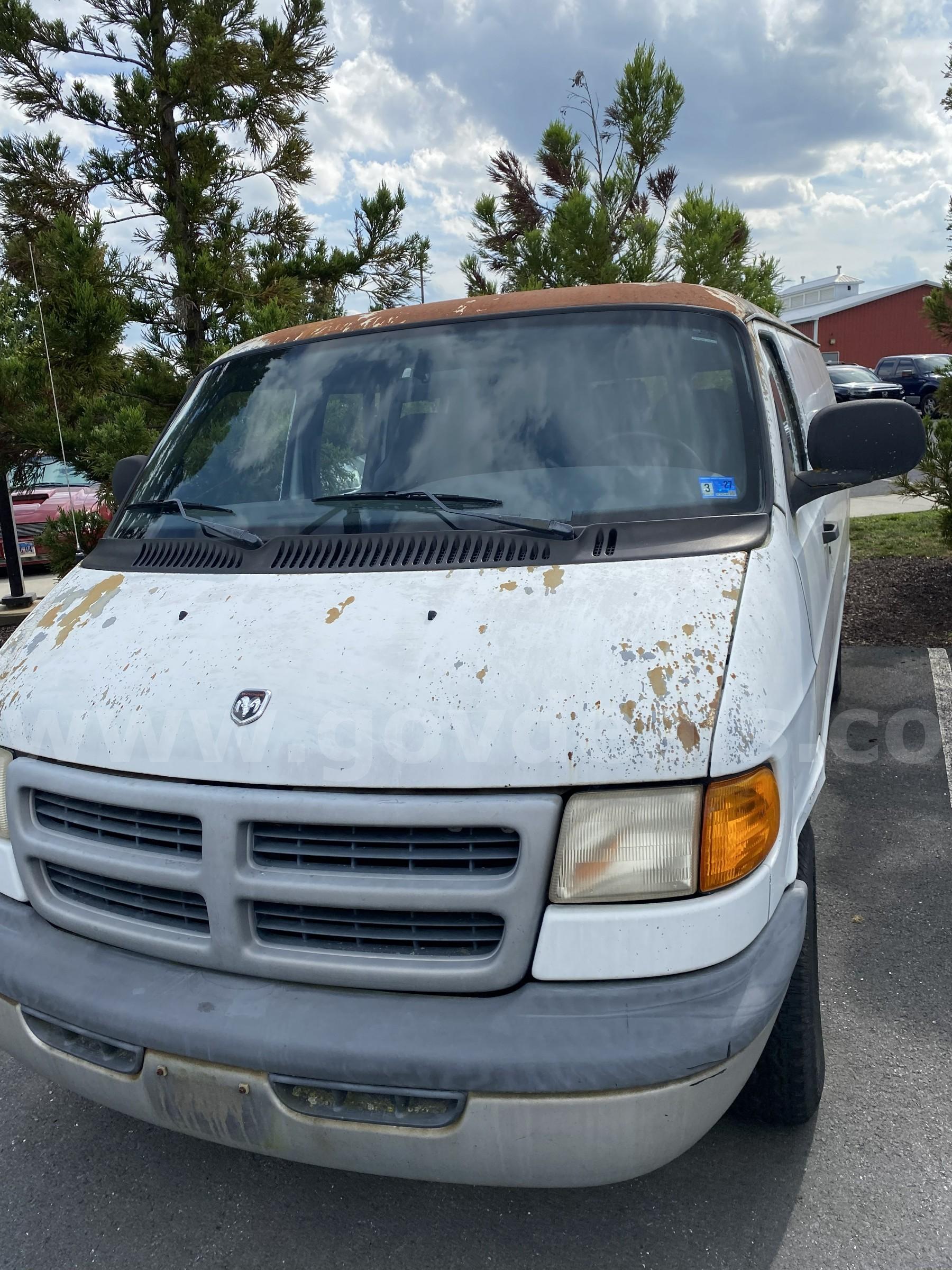 2000 White Dodge Ram1500 Van