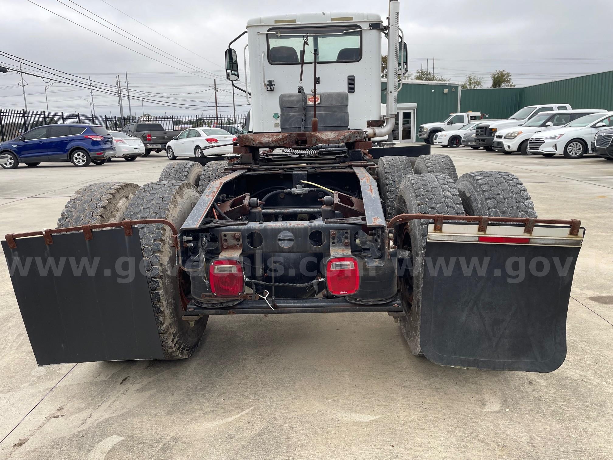 2014 CATERPILLAR CF7AA CATERPILLAR CF7AA 6x4 DAY CAB Government Surplus Auction - Photo #3