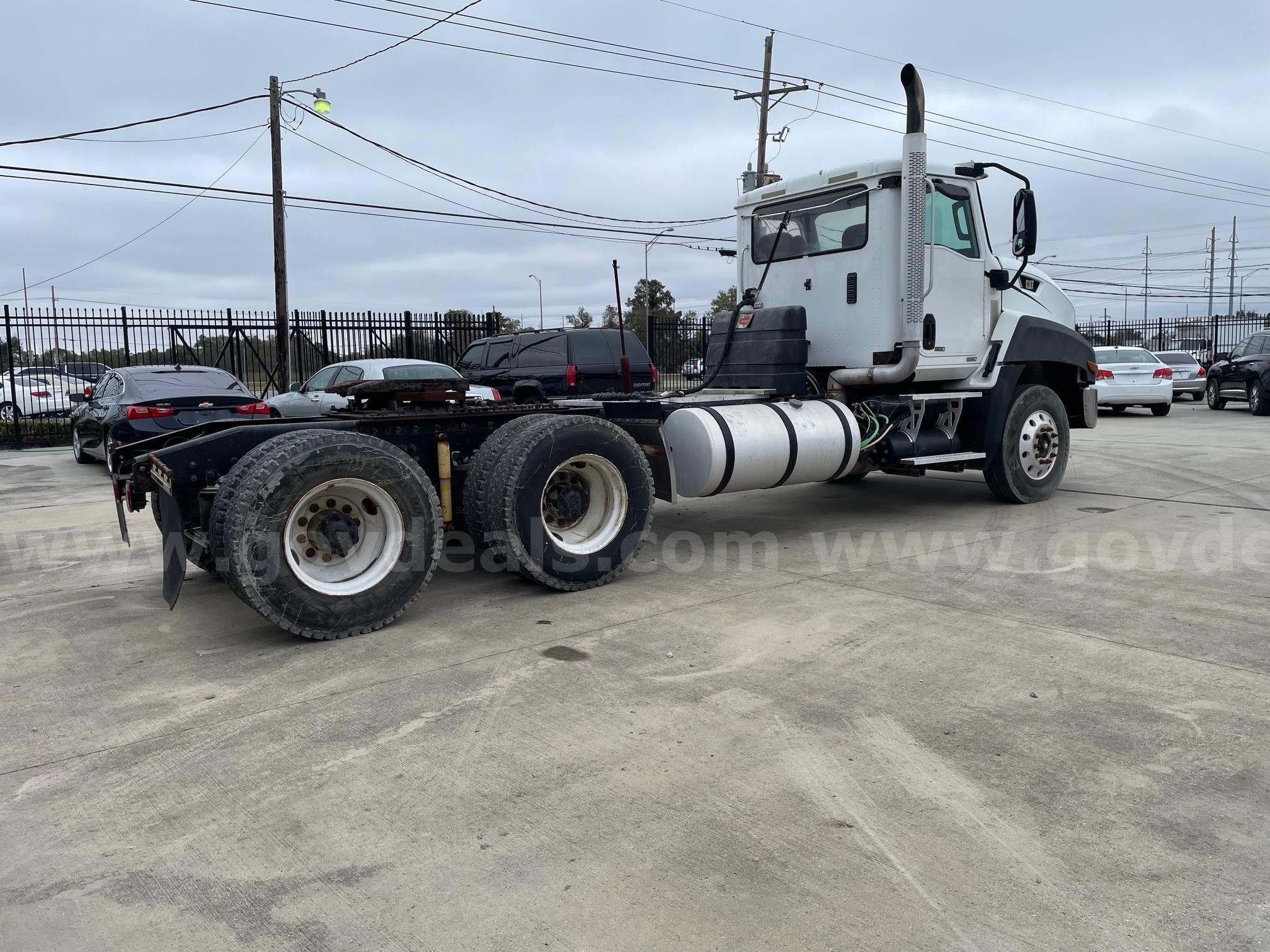 2014 CATERPILLAR CF7AA CATERPILLAR CF7AA 6x4 DAY CAB Government Surplus Auction - Photo #4