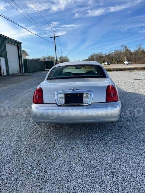2001 Lincoln Town Car Lincoln Town Car Government Surplus Auction - Photo #2