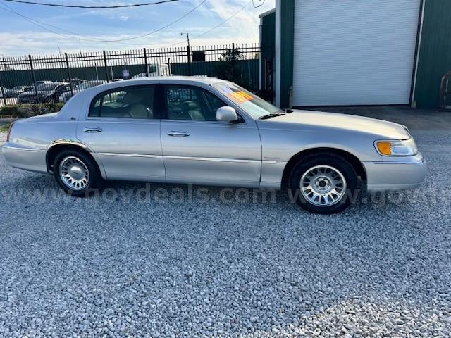 2001 Lincoln Town Car Lincoln Town Car Government Surplus Auction - Photo #3