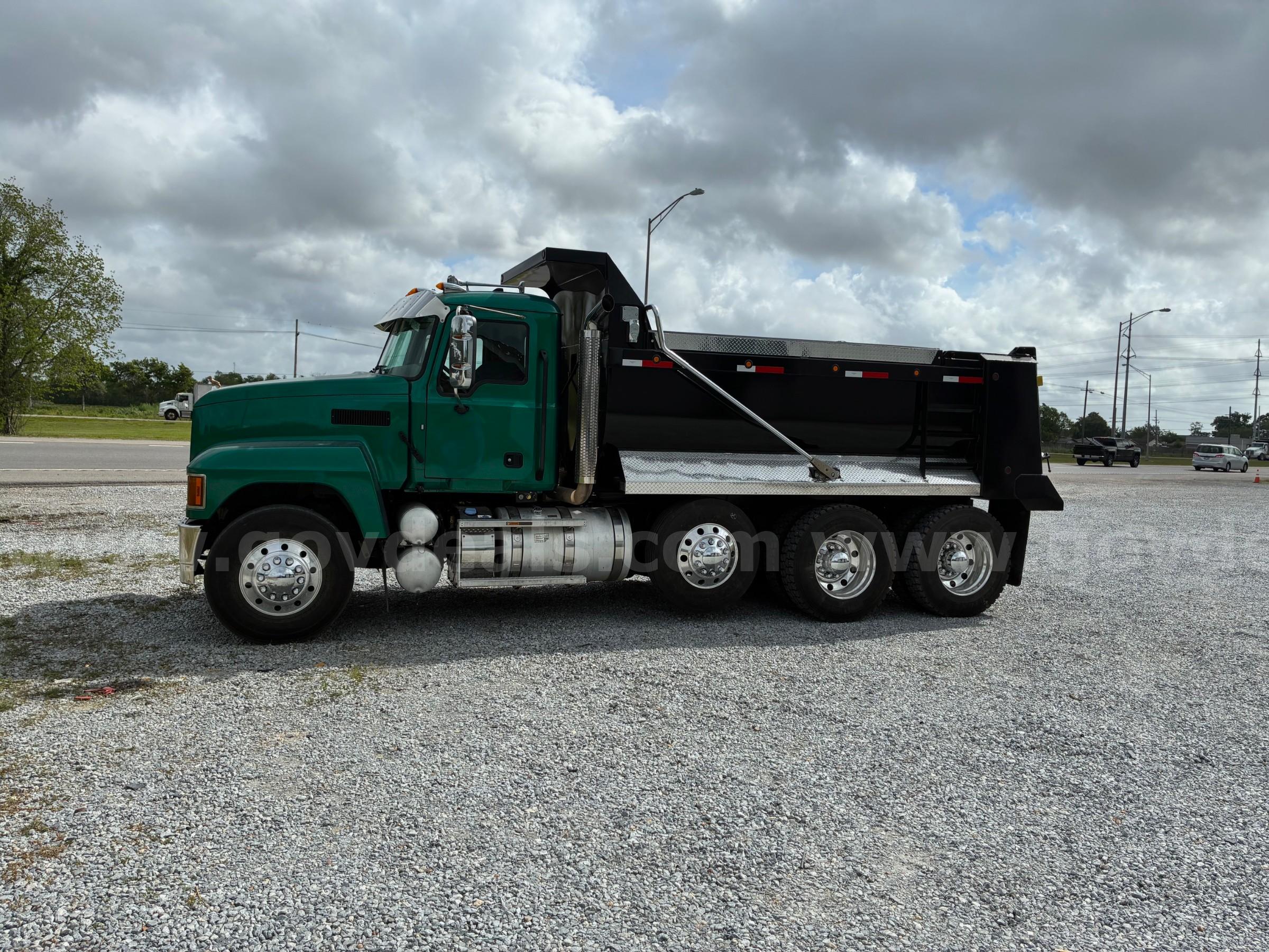 2019 Mack Pinnacle/ TRI-AXLE  15'  ELIPTICAL HARDOX AR450 DUMP W/WET KIT Mack AR450 Government Surplus Auction - Primary Photo