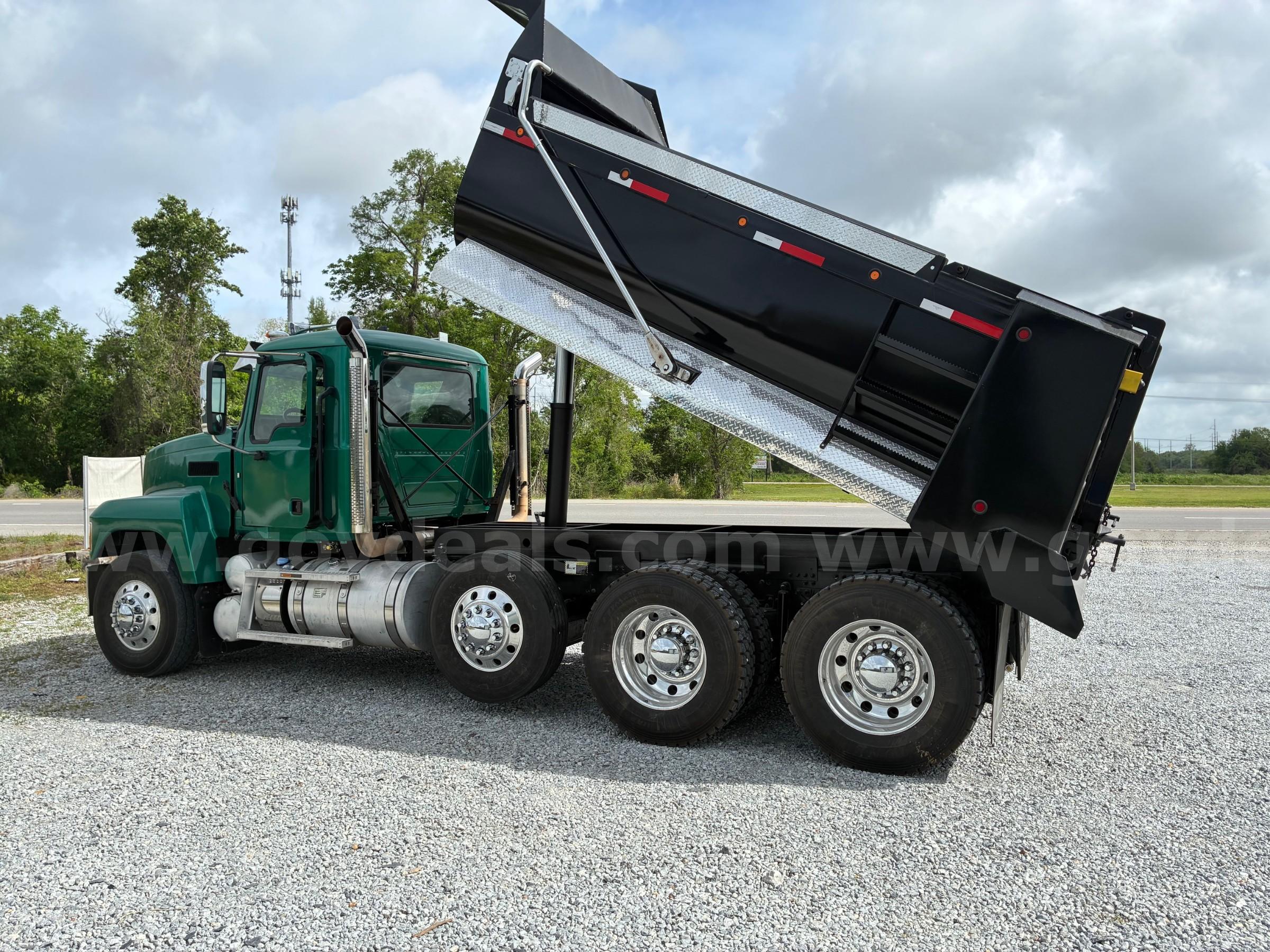 2019 Mack Pinnacle/ TRI-AXLE  15'  ELIPTICAL HARDOX AR450 DUMP W/WET KIT Mack AR450 Government Surplus Auction - Photo #2