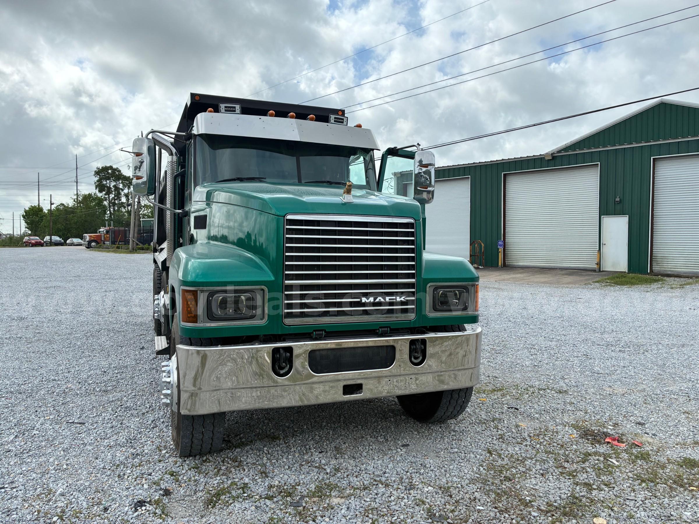 2019 Mack Pinnacle/ TRI-AXLE  15'  ELIPTICAL HARDOX AR450 DUMP W/WET KIT Mack AR450 Government Surplus Auction - Photo #3