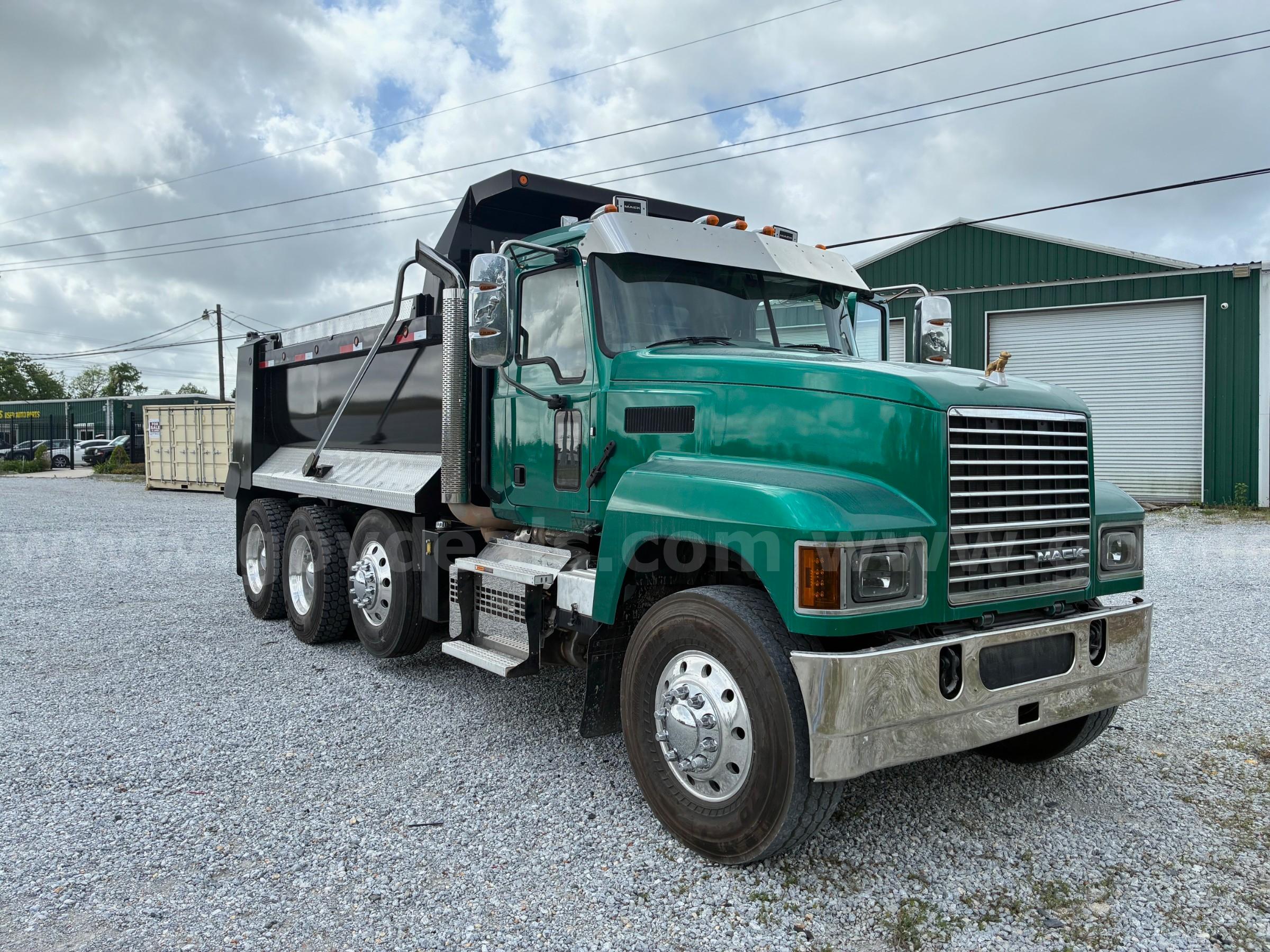 2019 Mack Pinnacle/ TRI-AXLE  15'  ELIPTICAL HARDOX AR450 DUMP W/WET KIT Mack AR450 Government Surplus Auction - Photo #4