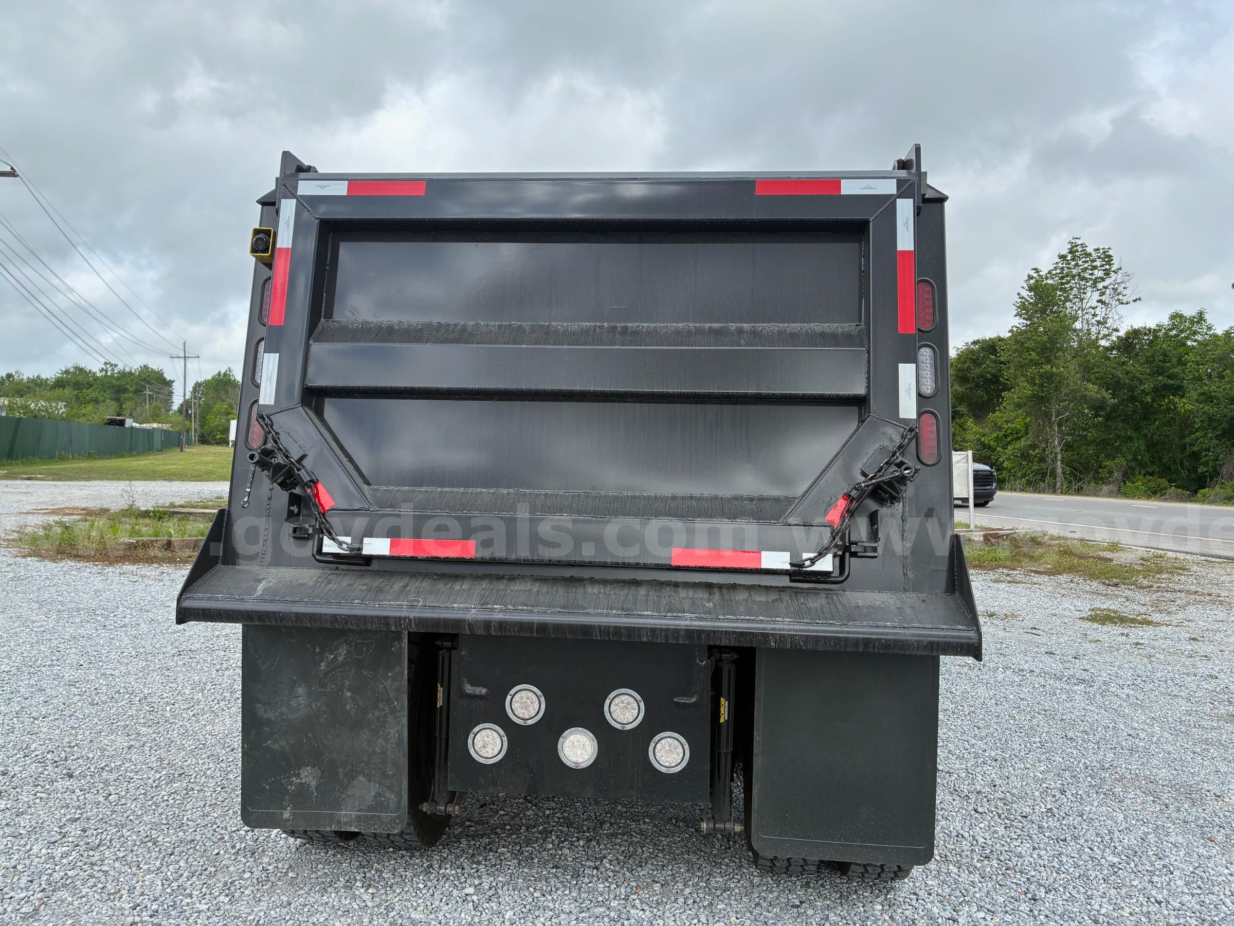 2019 Mack Pinnacle/ TRI-AXLE  15'  ELIPTICAL HARDOX AR450 DUMP W/WET KIT Mack AR450 Government Surplus Auction - Photo #5