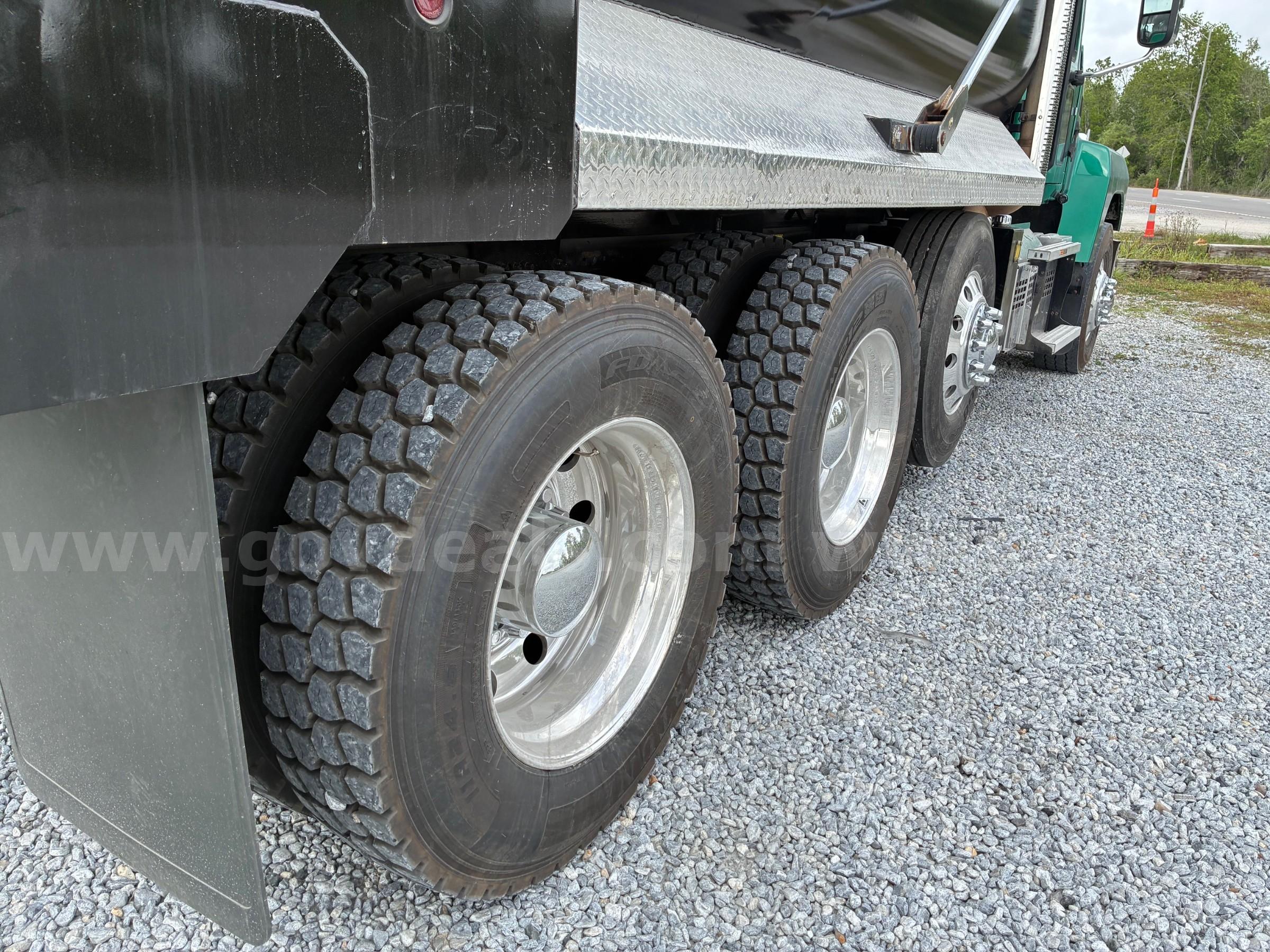2019 Mack Pinnacle/ TRI-AXLE  15'  ELIPTICAL HARDOX AR450 DUMP W/WET KIT Mack AR450 Government Surplus Auction - Photo #6