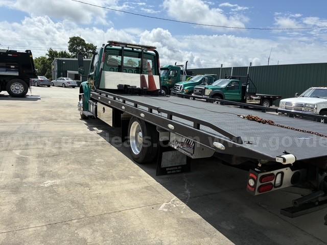 2017 Freightliner M2 106/ 21' ROLL OFF/SKID TRUCK WITH WHEEL LIFT Freightliner 106 Government Surplus Auction - Photo #3