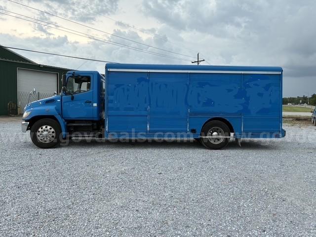 2009 Hino Conventional Cab with Aluminum  Beverage Delivery Body Hino Conventional Cab Government Surplus Auction - Photo #2