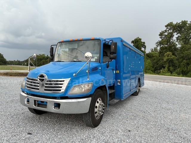 2009 Hino Conventional Cab with Aluminum  Beverage Delivery Body Hino Conventional Cab Government Surplus Auction - Photo #3