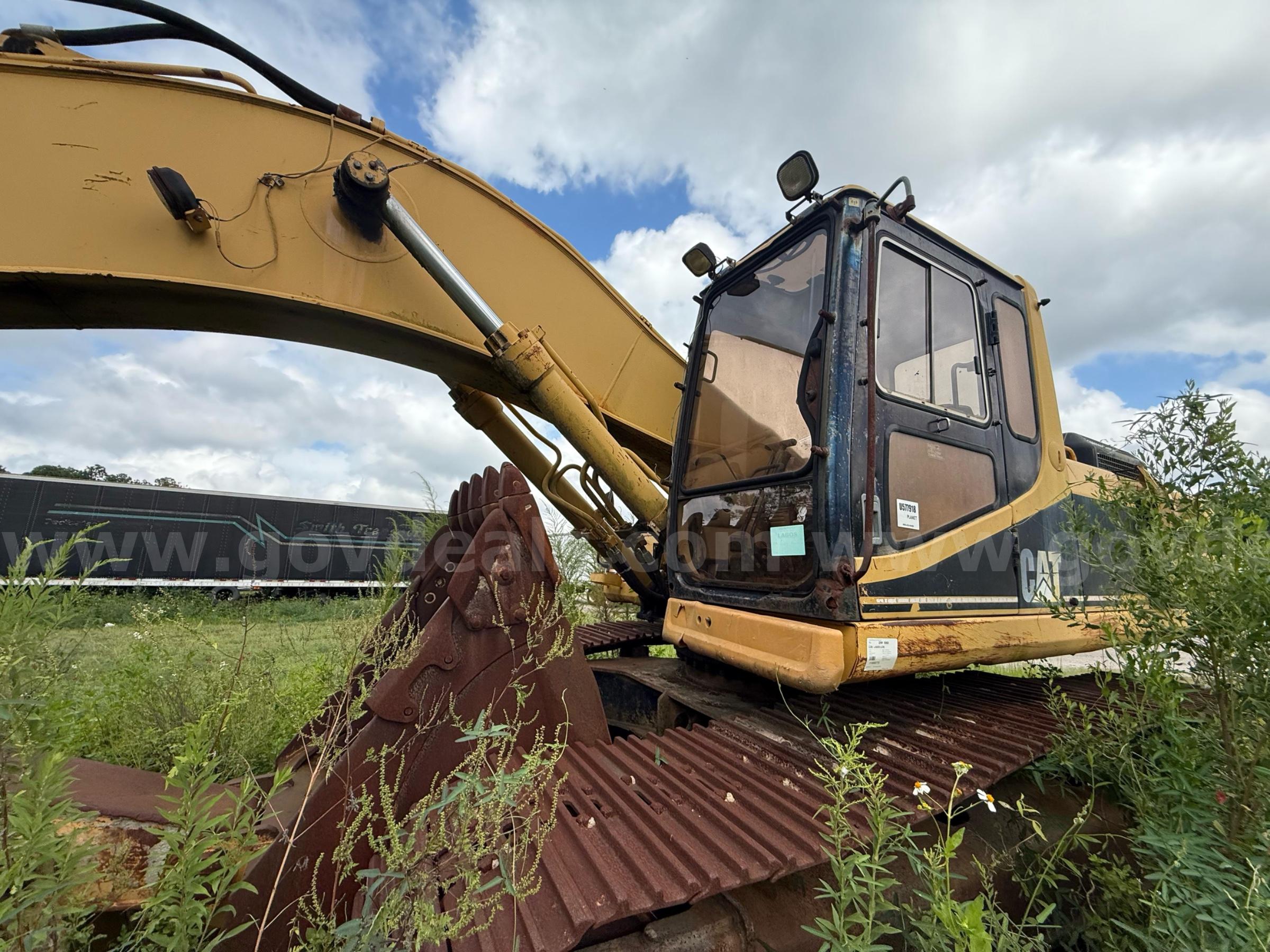 CAT 330L excavator CAT 330L Government Surplus Auction - Photo #2