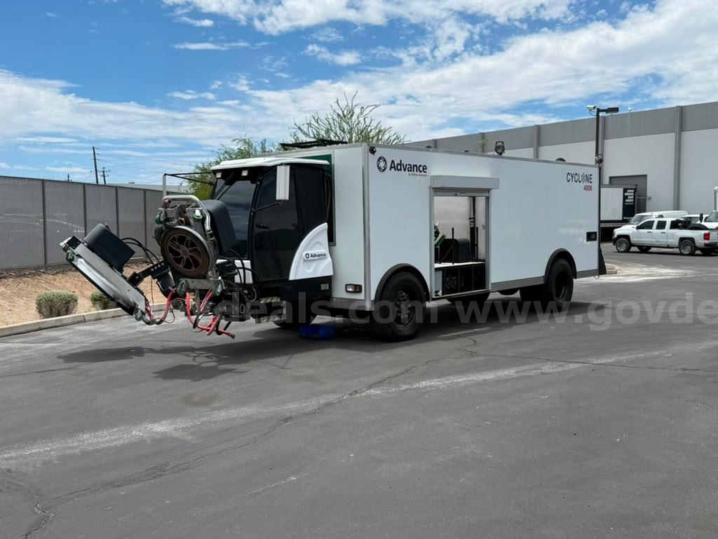 Cyclone 4006AC Airport Runway cleaning machine Cylcone Technology 4006AC Government Surplus Auction - Photo #2