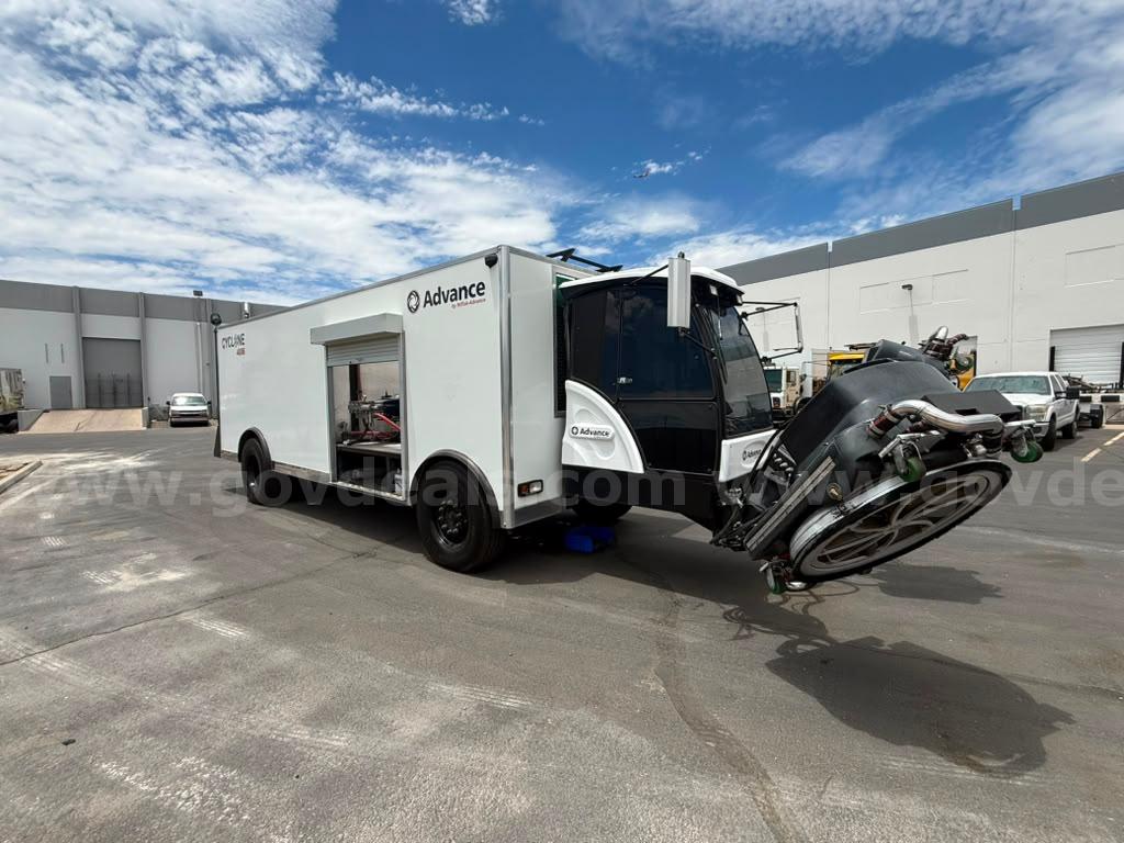 Cyclone 4006AC Airport Runway cleaning machine Cylcone Technology 4006AC Government Surplus Auction - Photo #3