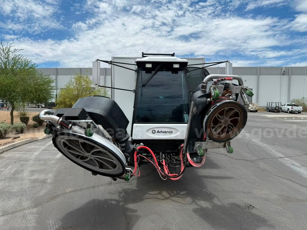 Cyclone 4006AC Airport Runway cleaning machine Cylcone Technology 4006AC Government Surplus Auction - Photo #4
