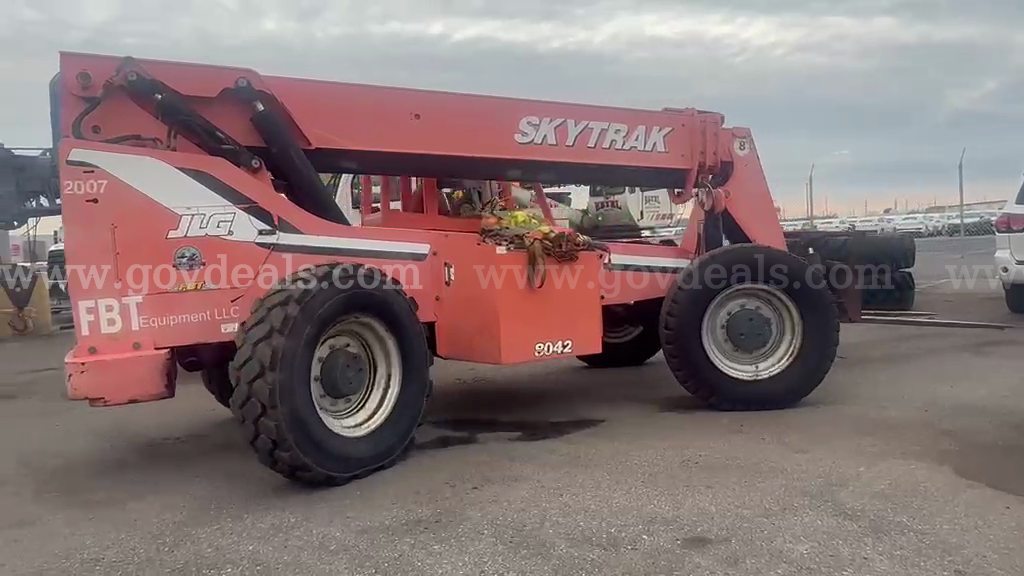 JLG Skytrack 8042 telehandler JLG 8042 Government Surplus Auction - Photo #2