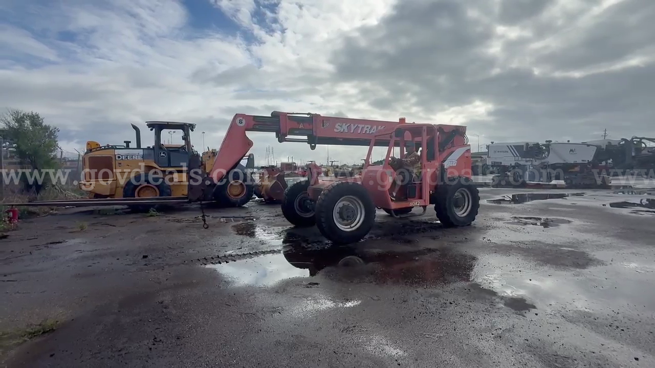JLG Skytrack 8042 telehandler JLG 8042 Government Surplus Auction - Photo #3