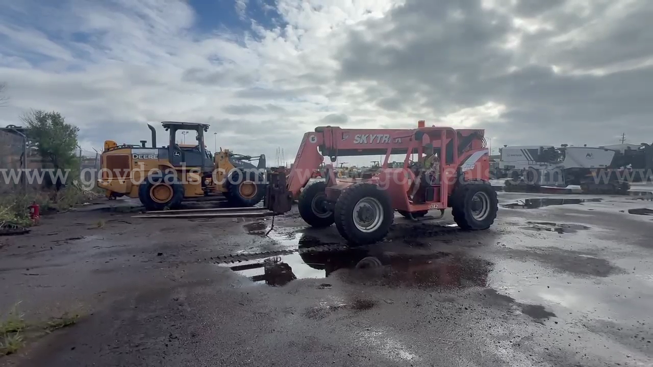 JLG Skytrack 8042 telehandler JLG 8042 Government Surplus Auction - Photo #5