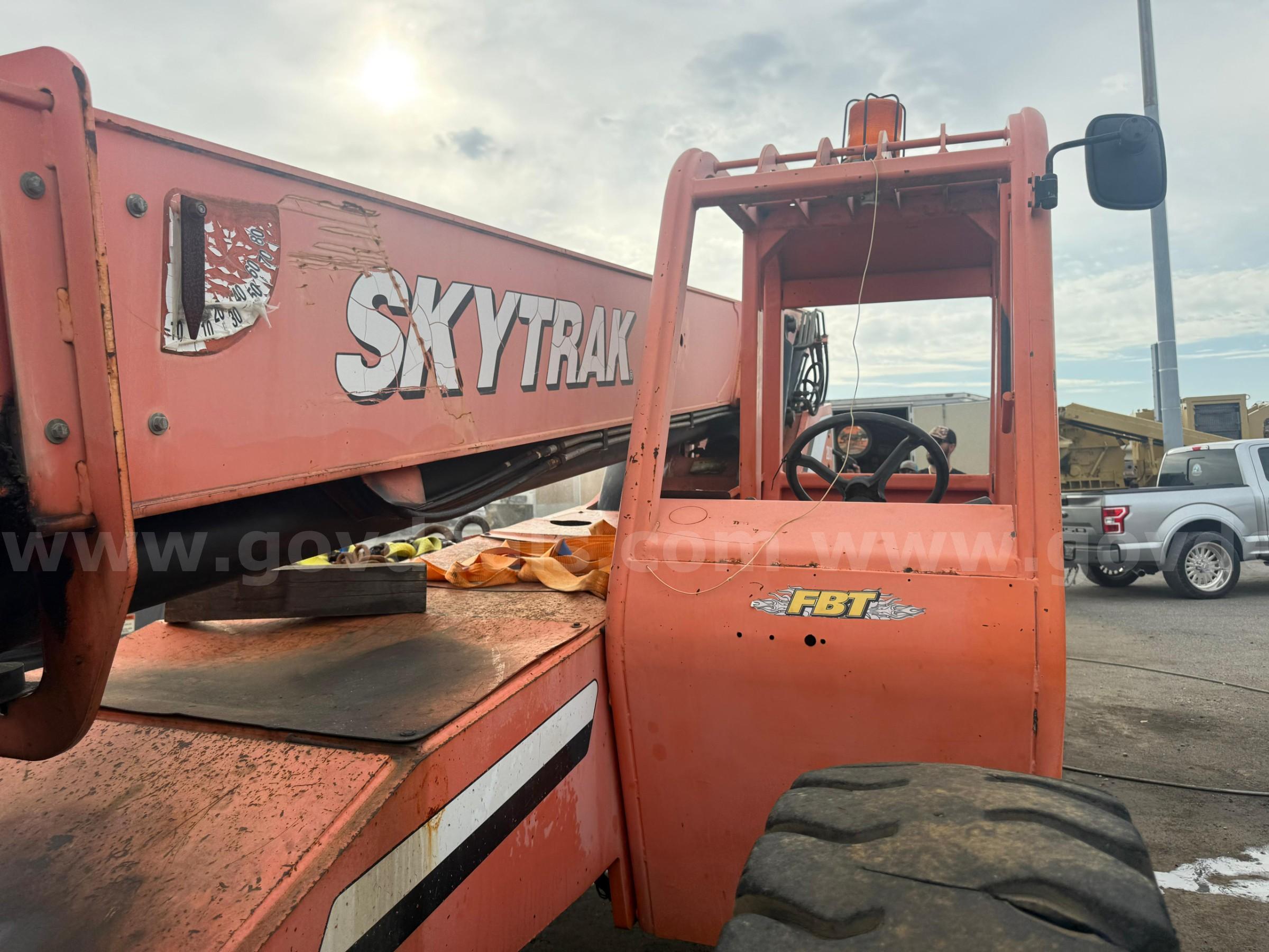 JLG Skytrack 8042 telehandler JLG 8042 Government Surplus Auction - Photo #6
