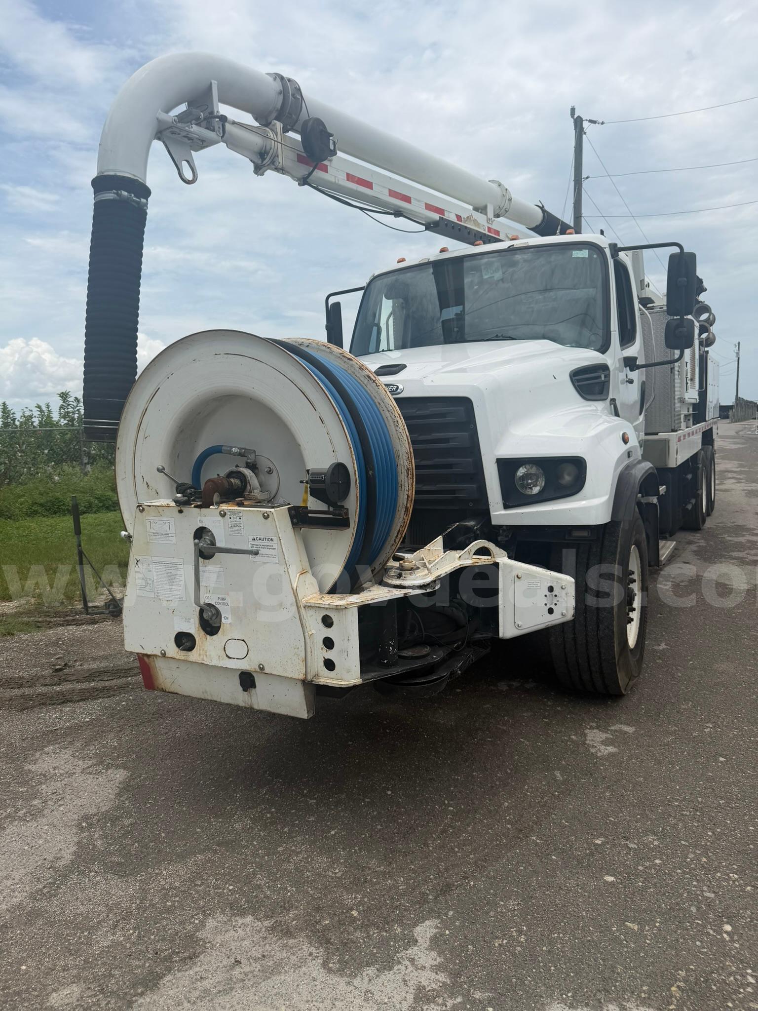 2014 Freightliner Vac Con vacuum truck Freightliner 114SD Government Surplus Auction - Photo #4