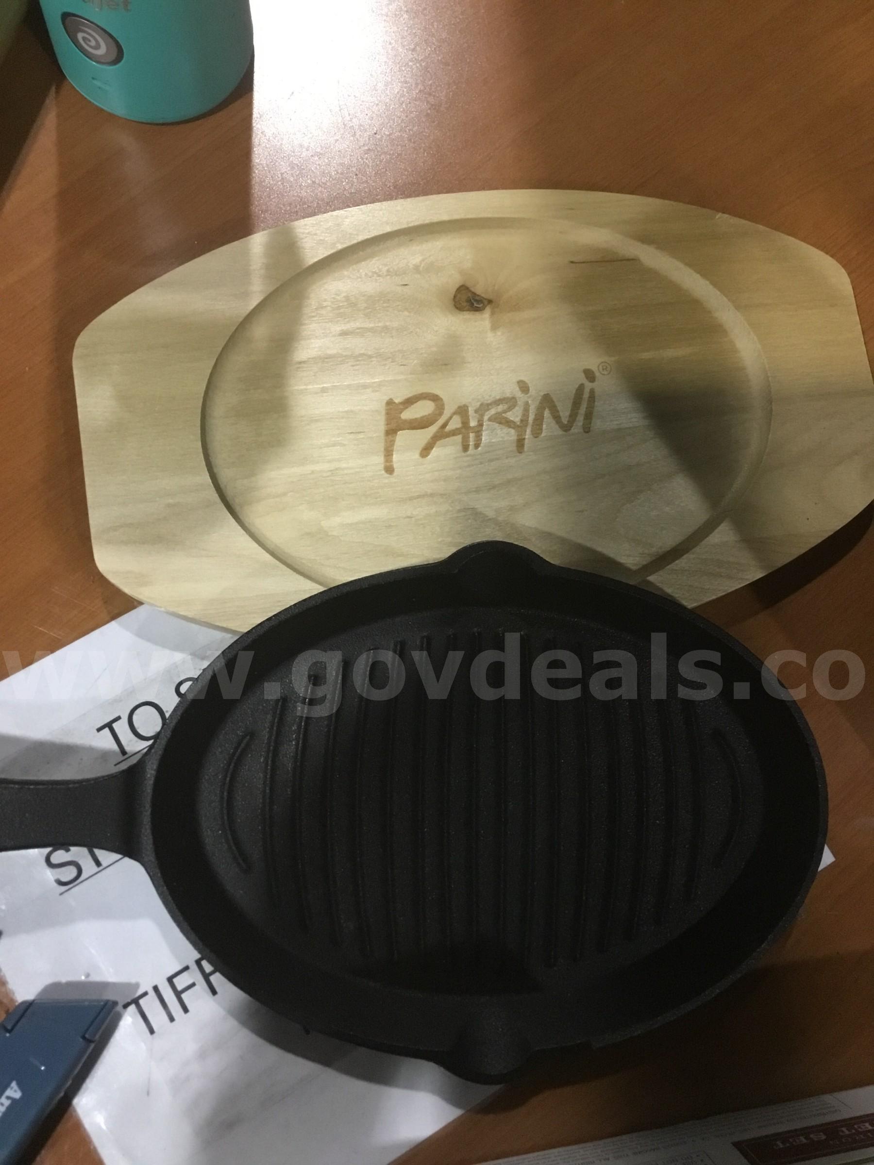 Lot of items-Parini skillet, light oak food rolling pin, teal green portable blenders  "DH"   Government Surplus Auction - Photo #3
