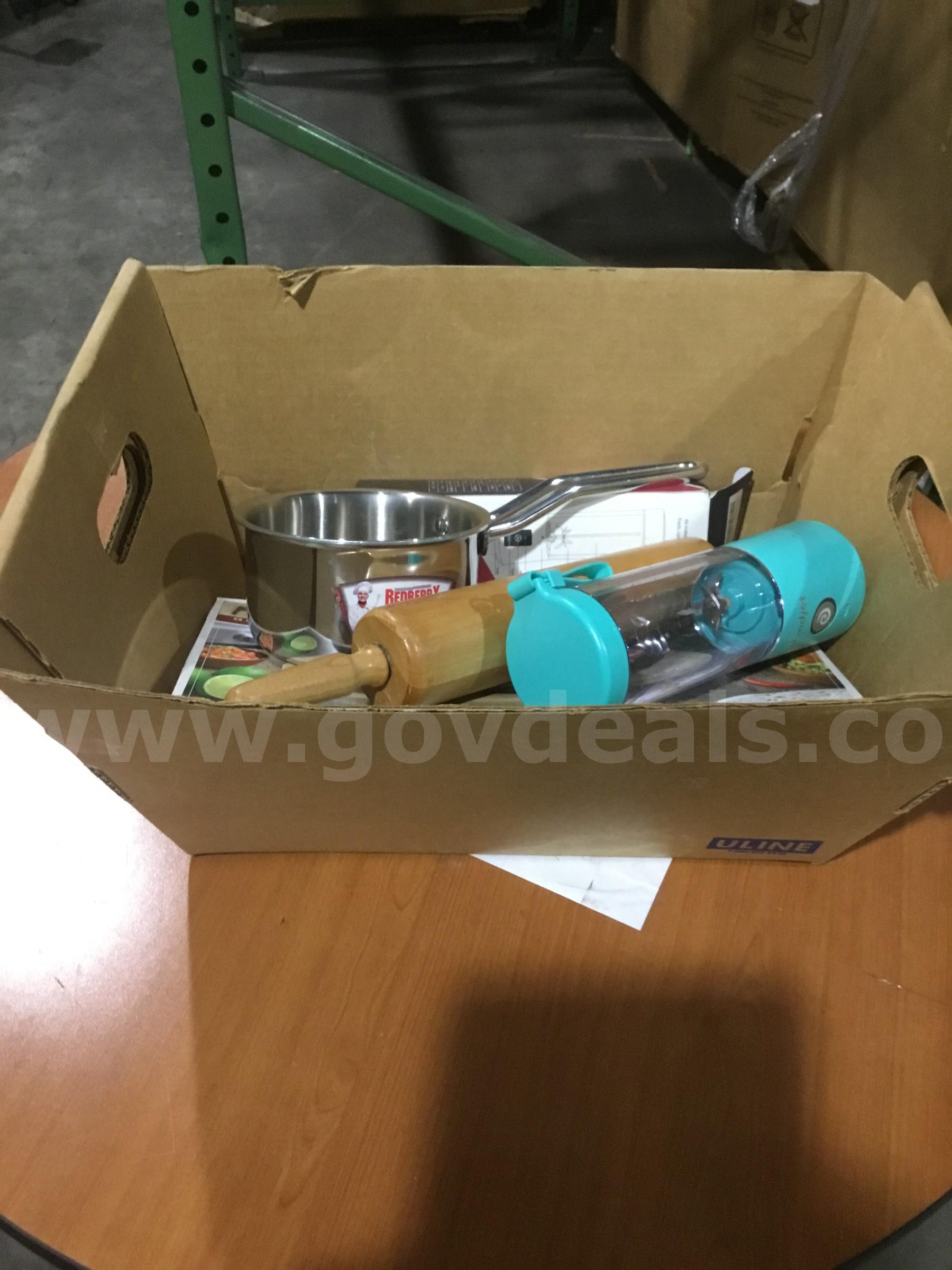 Lot of items-Parini skillet, light oak food rolling pin, teal green portable blenders  "DH"   Government Surplus Auction - Photo #5
