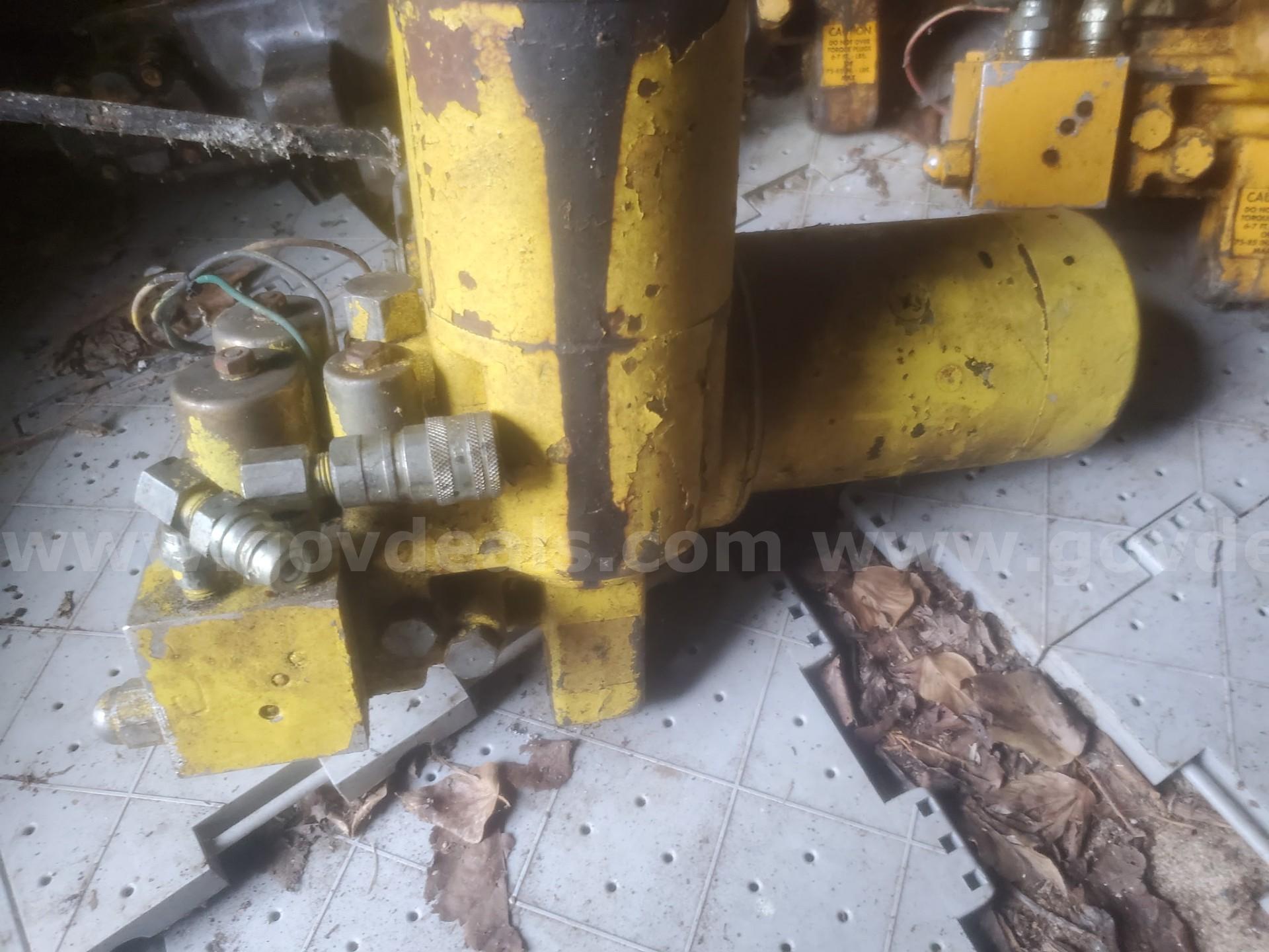 Meyer Snow Plow Hydraulic Pump Lot - 8 Units E-58H Meyer Government Surplus Auction - Photo #3