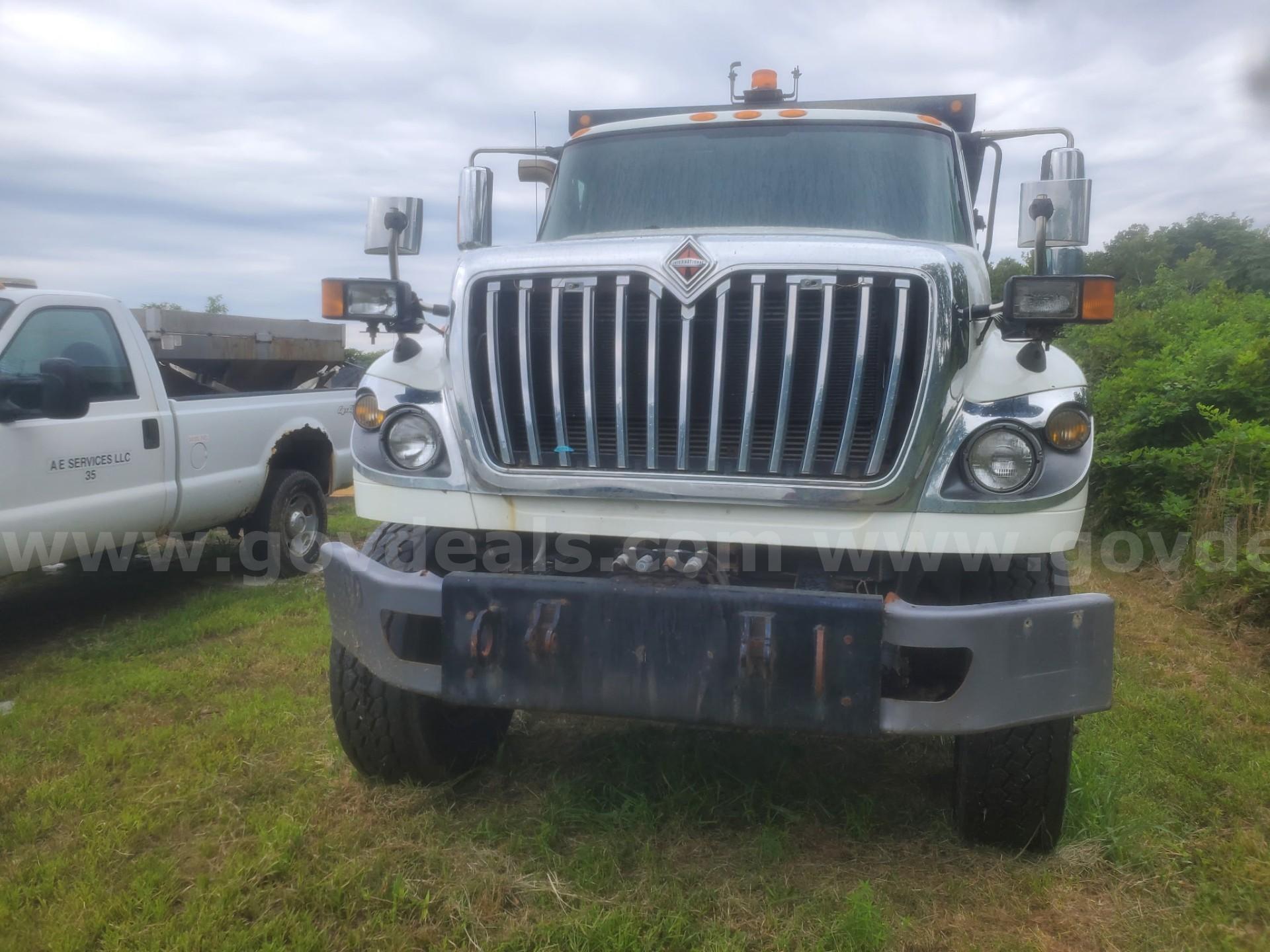 2012 International WorkStar 7600 Tandem Axle Dump Truck w/ 8-Yard Hydraulic Spreader International 7600 Government Surplus Auction - Photo #2