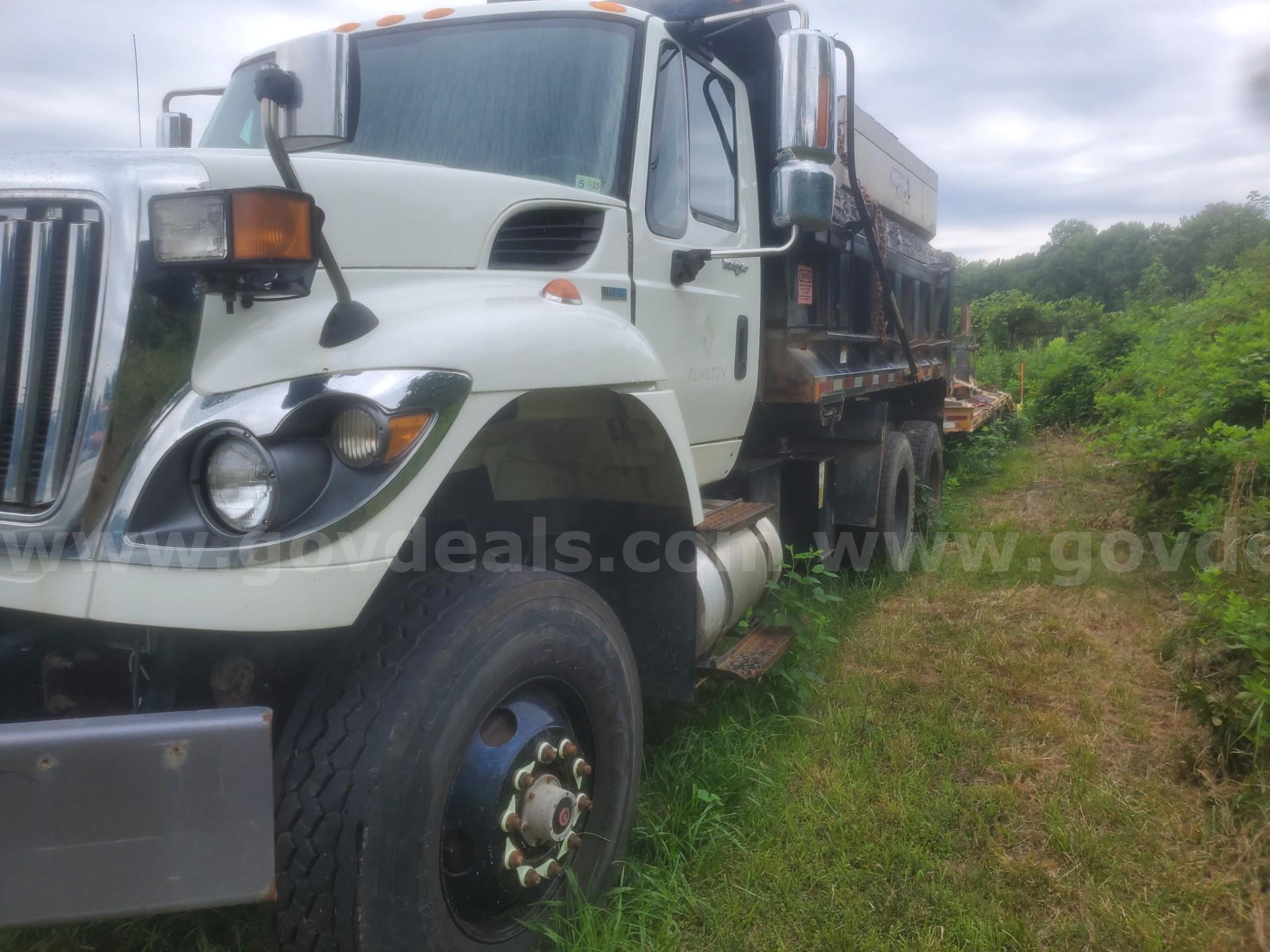 2012 International WorkStar 7600 Tandem Axle Dump Truck w/ 8-Yard Hydraulic Spreader International 7600 Government Surplus Auction - Photo #3