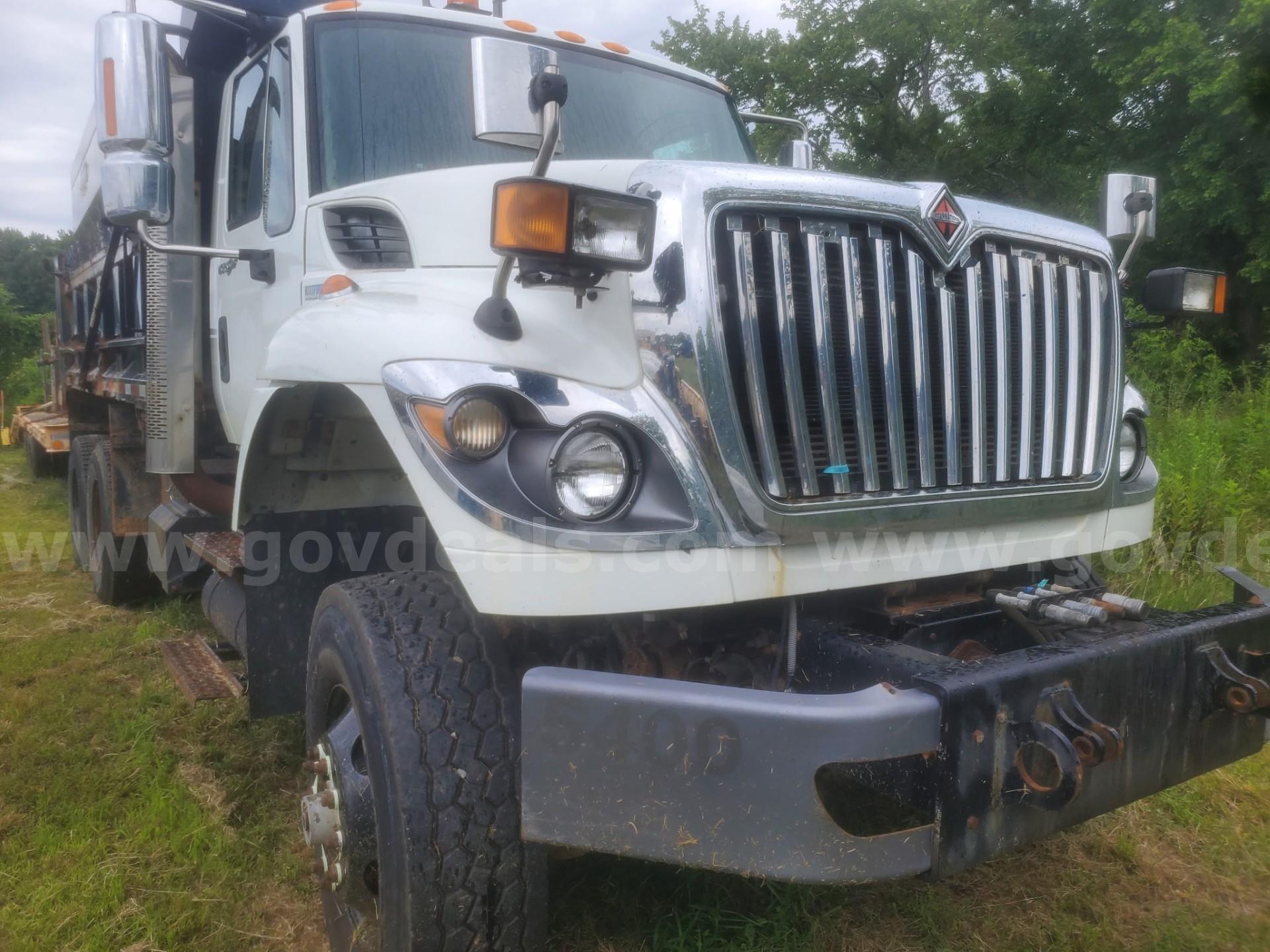 2012 International WorkStar 7600 Tandem Axle Dump Truck w/ 8-Yard Hydraulic Spreader International 7600 Government Surplus Auction - Photo #4