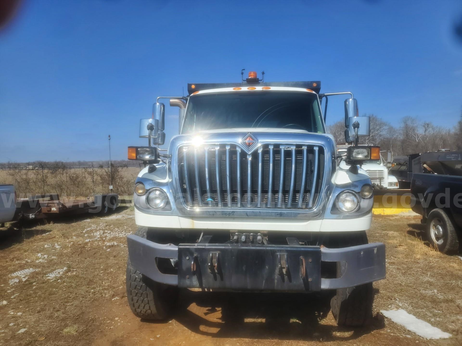 2012 International WorkStar 7600 Tandem Axle Dump Truck w/ 8-Yard Hydraulic Spreader International 7600 Government Surplus Auction - Photo #6