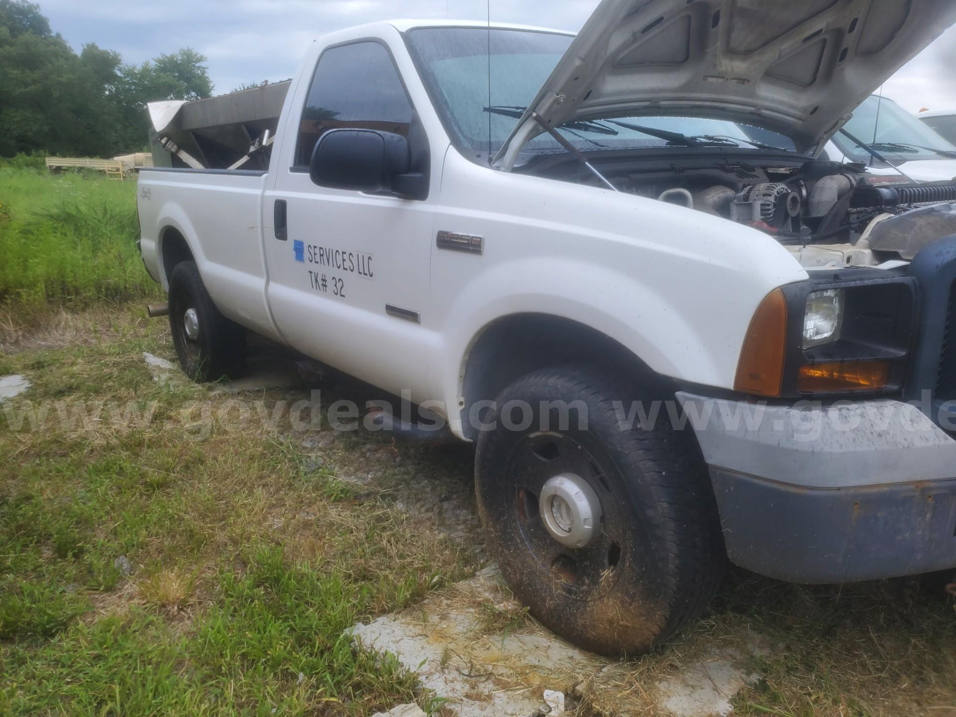2006 Ford F-250 SD (needs repair) Ford F-250 Government Surplus Auction - Photo #2