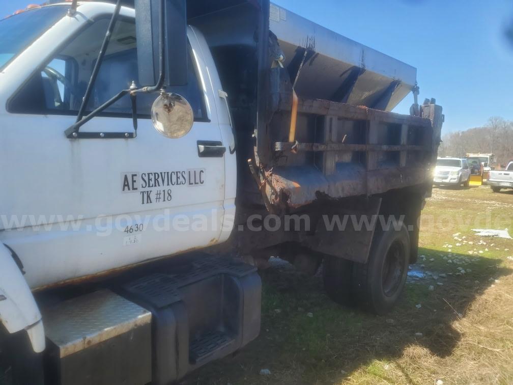1999 Chevrolet 7500 dump truck with 5YD salt spreader Chevrolet 7500 Government Surplus Auction - Photo #5