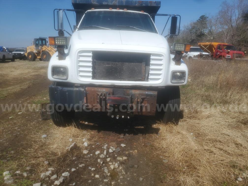 1999 Chevrolet 7500 dump truck with 5YD salt spreader Chevrolet 7500 Government Surplus Auction - Photo #6