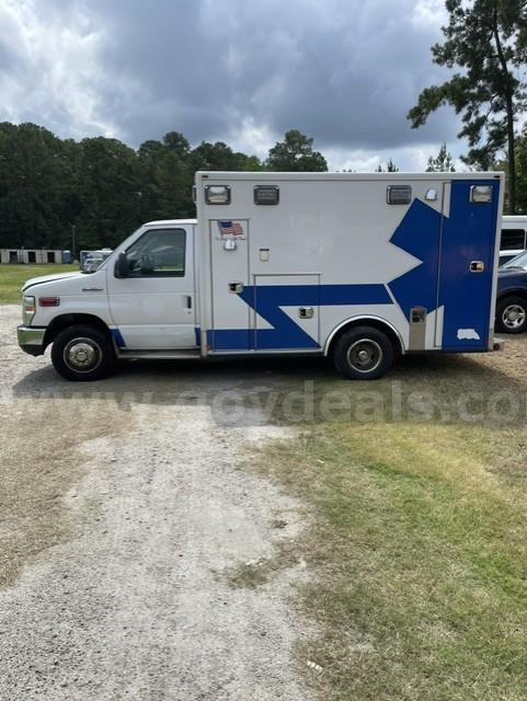 Retired ambulance Ford E-350 Government Surplus Auction - Photo #2