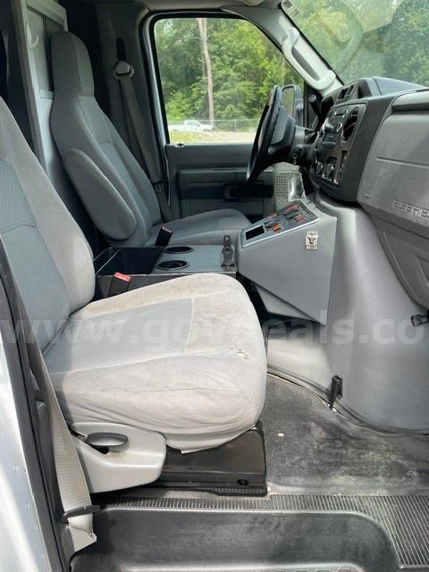 Retired ambulance Ford E-350 Government Surplus Auction - Photo #4