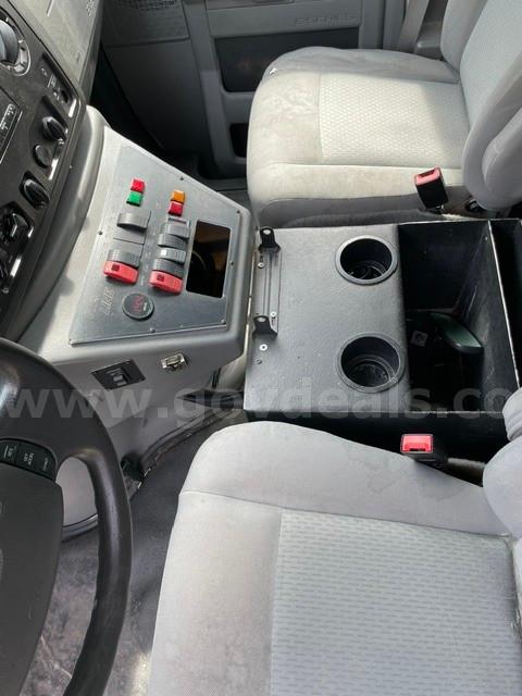 Retired ambulance Ford E-350 Government Surplus Auction - Photo #5