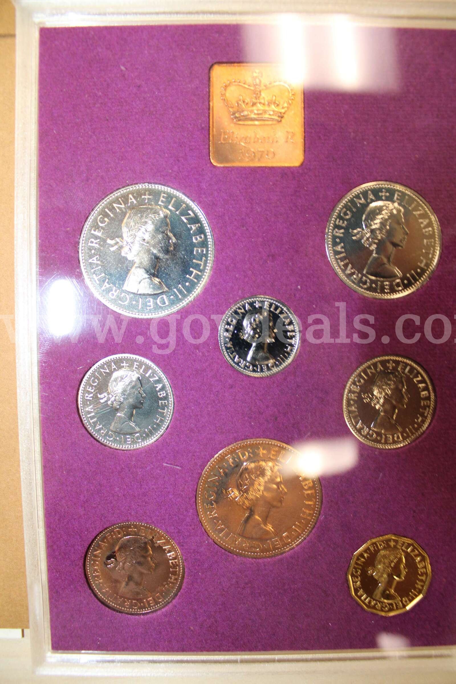 23 FULL IDENTICAL SETS OF GREAT BRITAIN AND IRELAND COINS IN SEALED ACRYLIC CASE Case  Government Surplus Auction - Photo #3