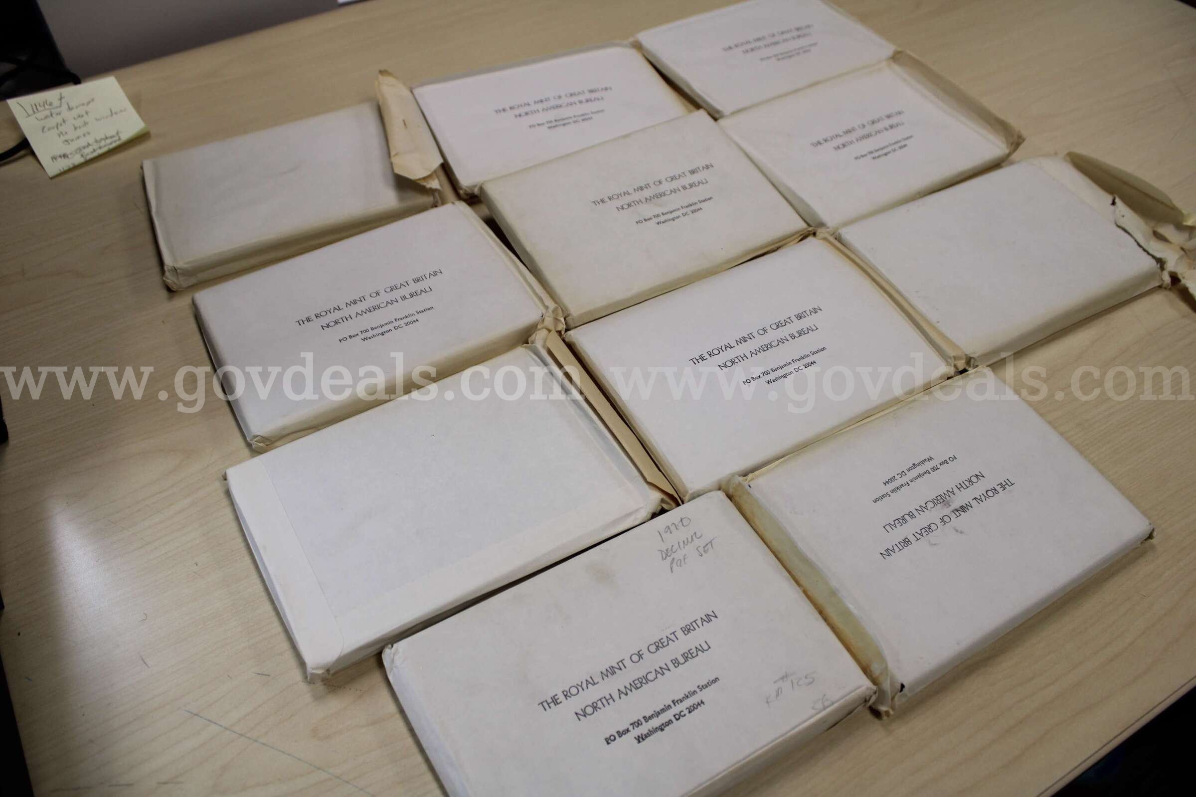 23 FULL IDENTICAL SETS OF GREAT BRITAIN AND IRELAND COINS IN SEALED ACRYLIC CASE Case  Government Surplus Auction - Photo #4